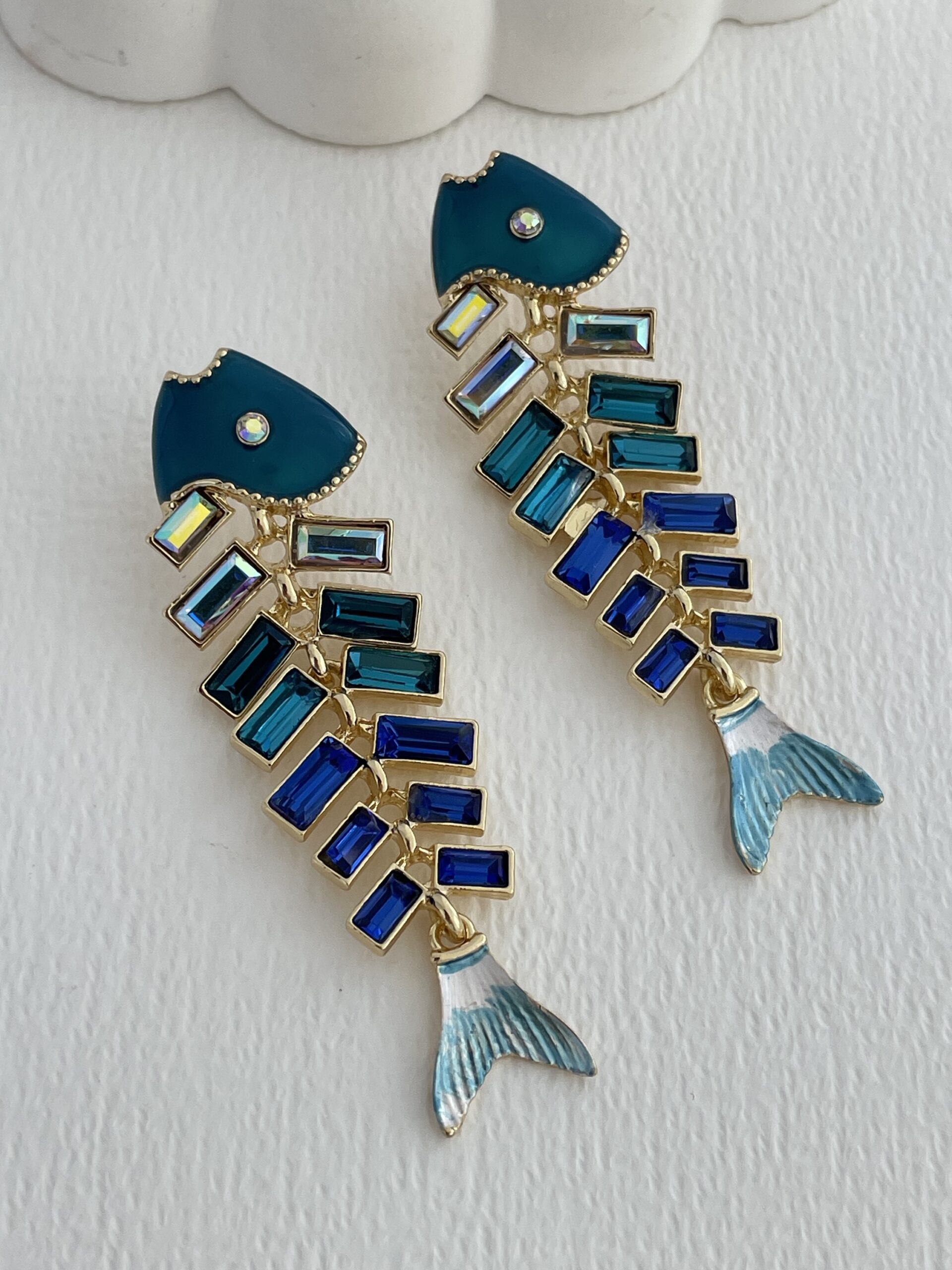 img_6718-5 Özel Seri Mavi Baget Taşlı Balık Tasarım Gold Küpe