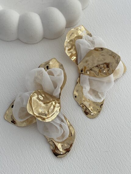 Özel Seri Beyaz Tül Detay Yaprak Tasarım Gold Küpe