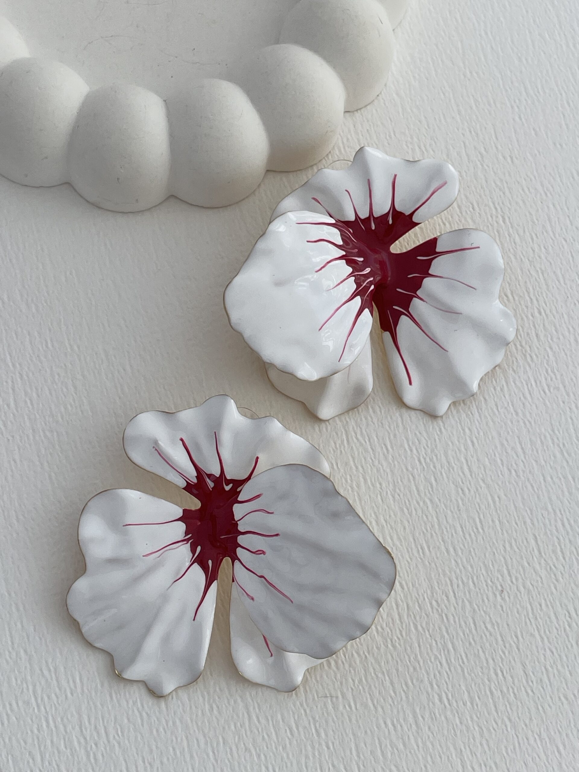 img_6738-6 Özel Seri ZR Model Beyaz Çiçek Tasarım Gold Küpe