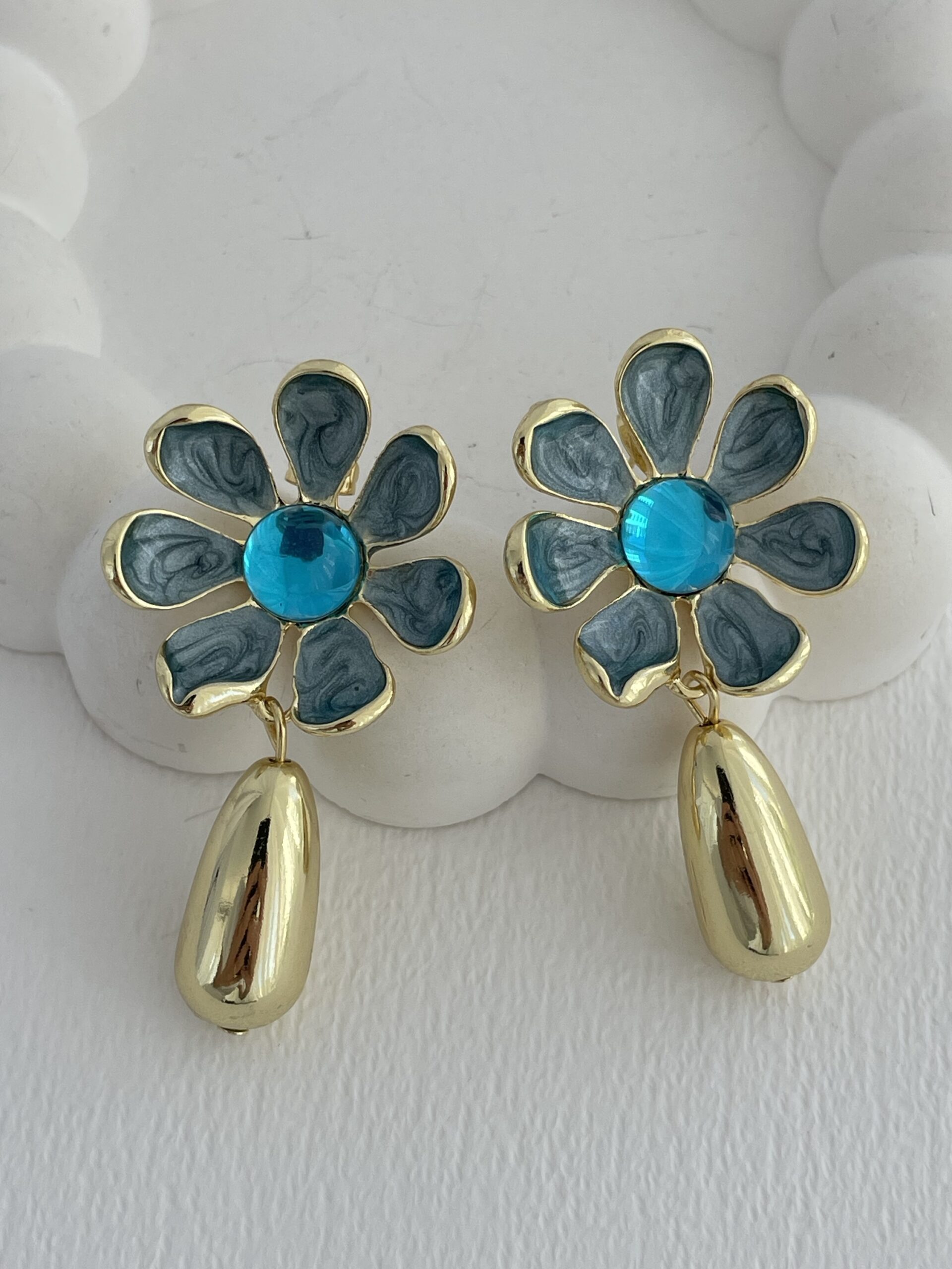 img_6741-3 Özel Seri Mavi Taş Papatya Tasarım Gold Küpe