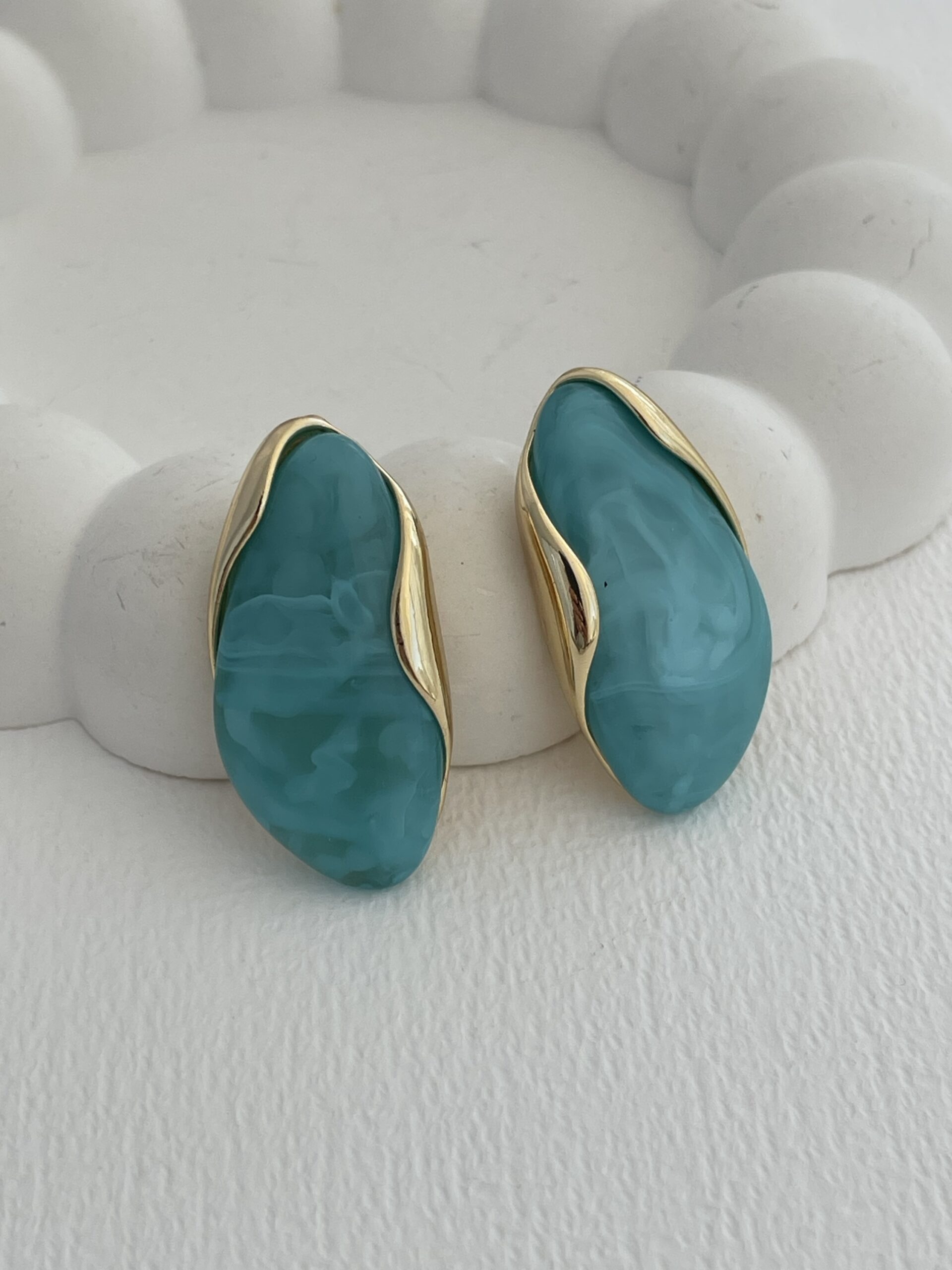 img_7186-3 Özel Seri Asimetrik Kıvrım Gold Detay Mavi Küpe