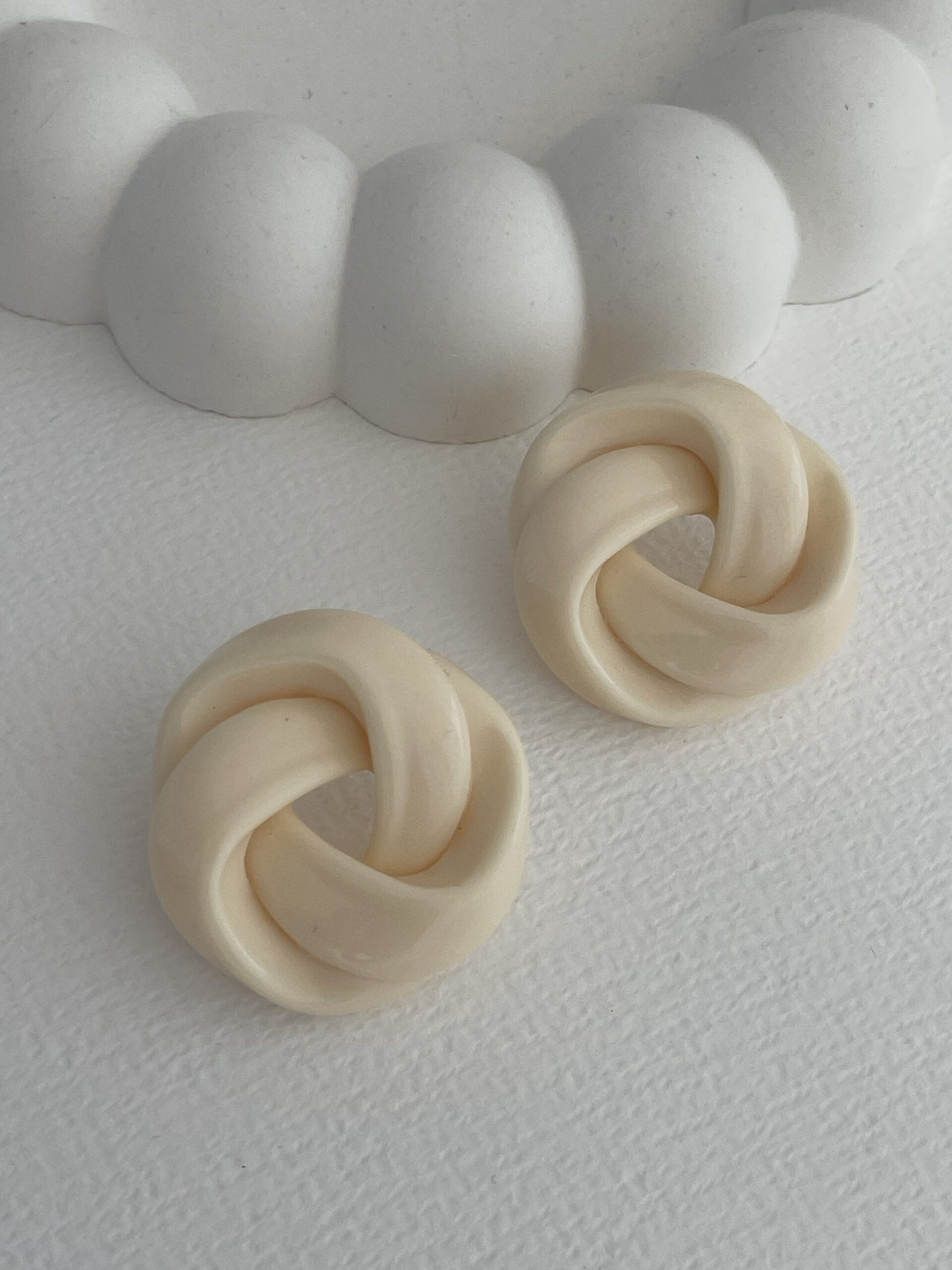 img_7628 Özel Seri Krem Renk Gül Tasarım Akrilik Küpe