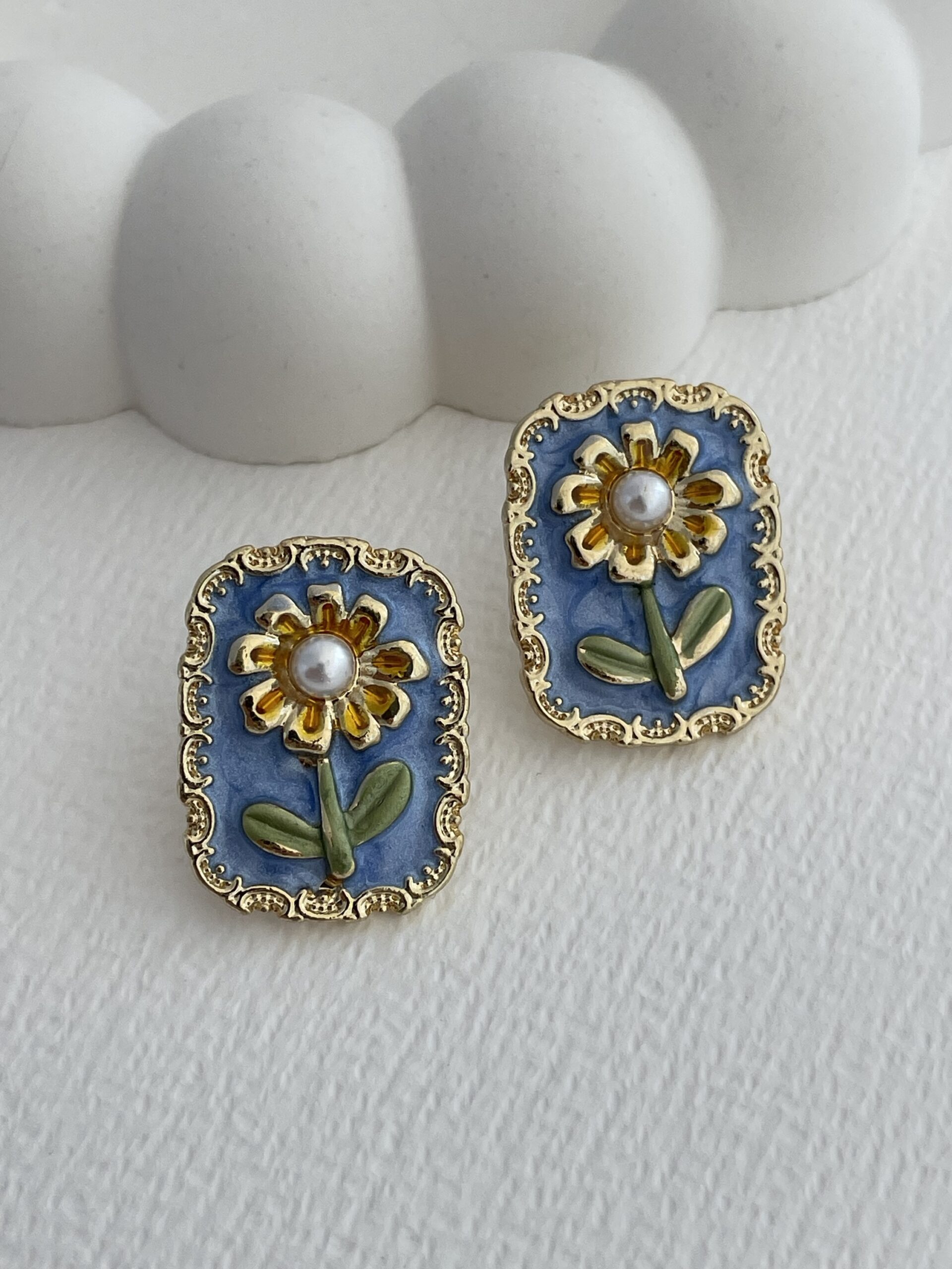 img_7531 Özel Seri Mavi Çiçek Tasarım Gold Dikdörtgen Küpe