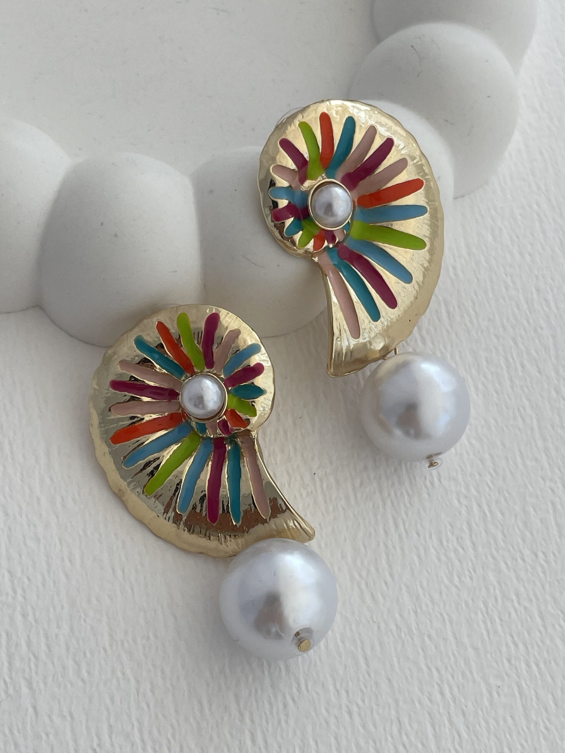 img_8163-3 Özel Seri İnci Detay Çok Renkli Deniz Kabuğu Tasarım Gold Küpe