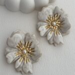Özel Seri Gold Detay Çiçek Tasarım Krem Rengi Küpe