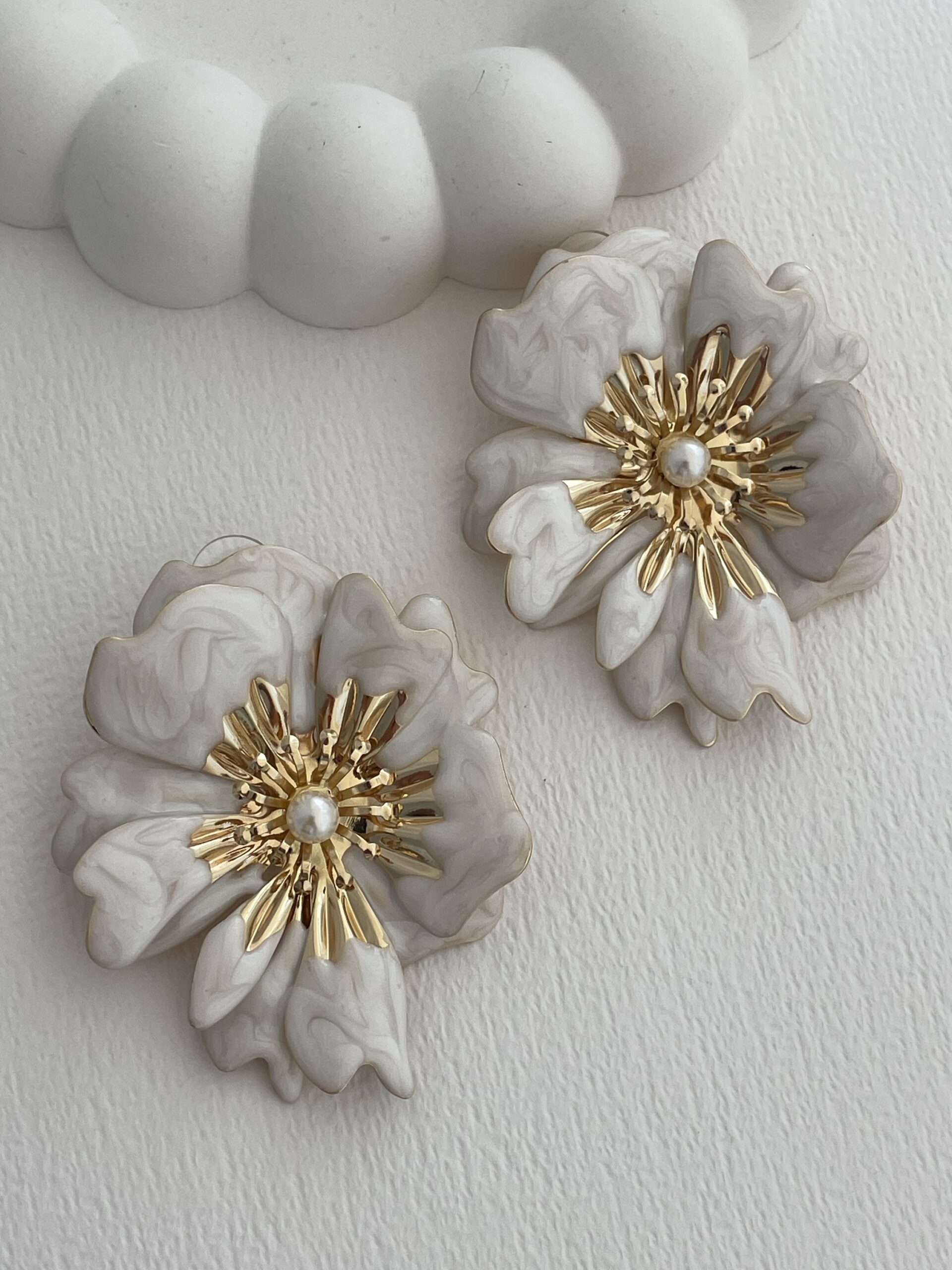 img_8254-2 Özel Seri Gold Detay Çiçek Tasarım Krem Rengi Küpe