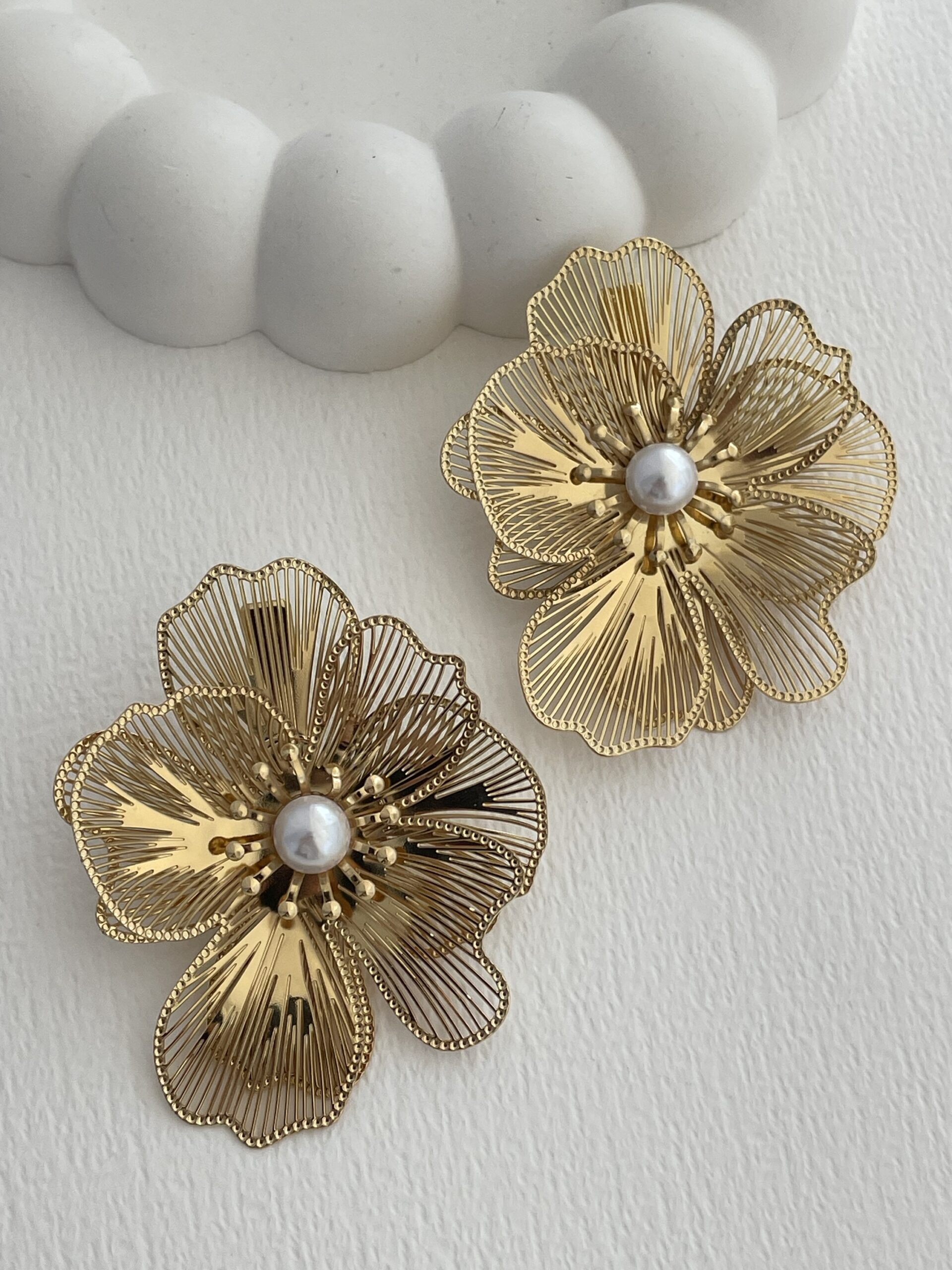 img_8264-3 Özel Seri İnci Detay Çiçek Tasarım Gold Tel Küpe