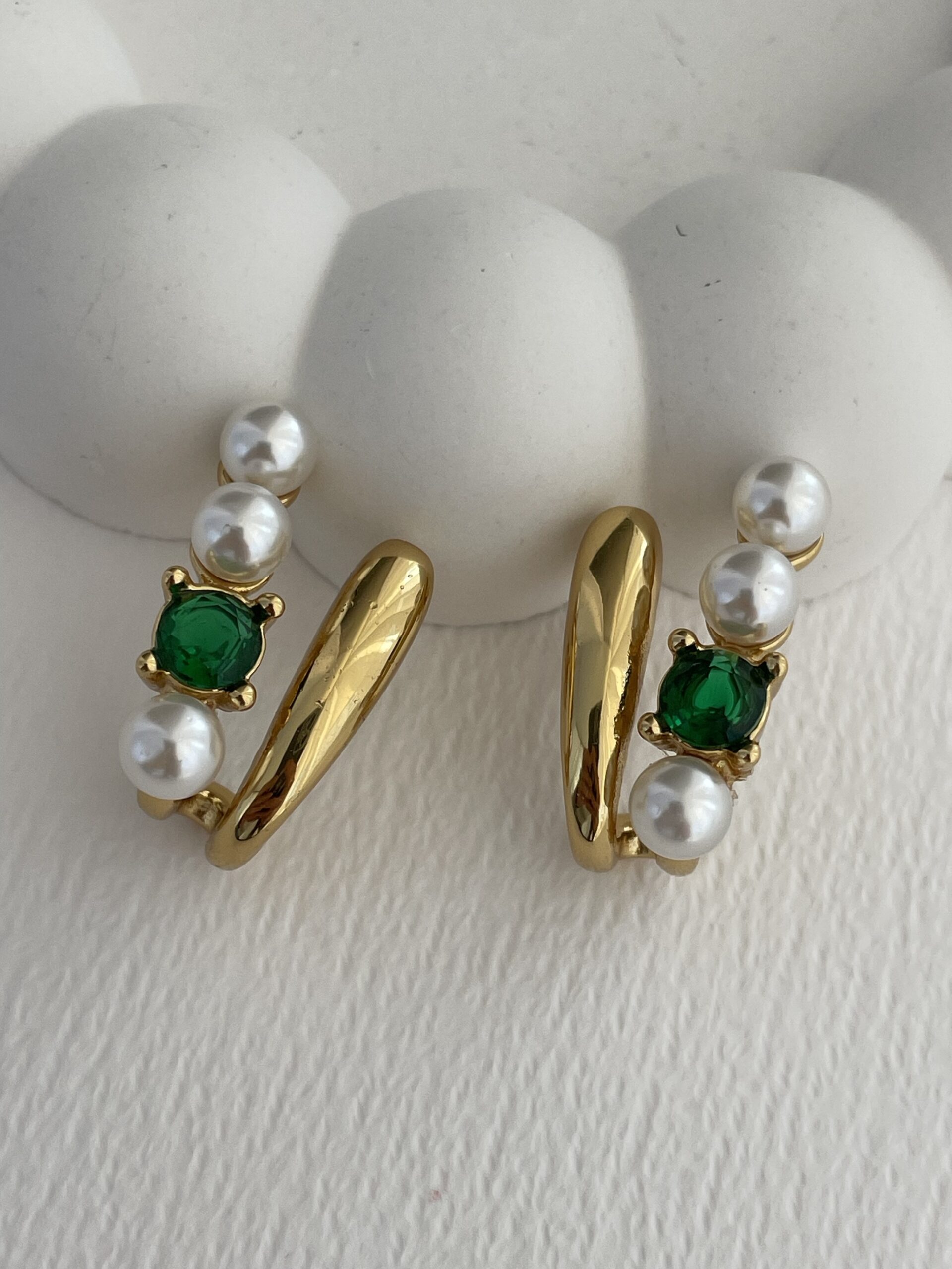 img_8437-2 Çelik İnci Detay Yeşil Baget Taşlı İkili Gold Küpe