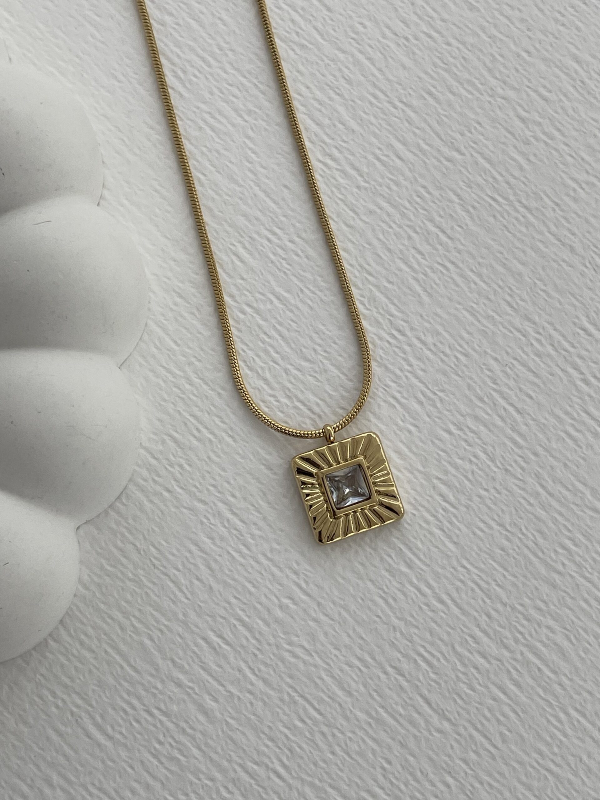 img_0063-3 Çelik Baget Taşlı Desenli Kare Tasarım Gold Kolye