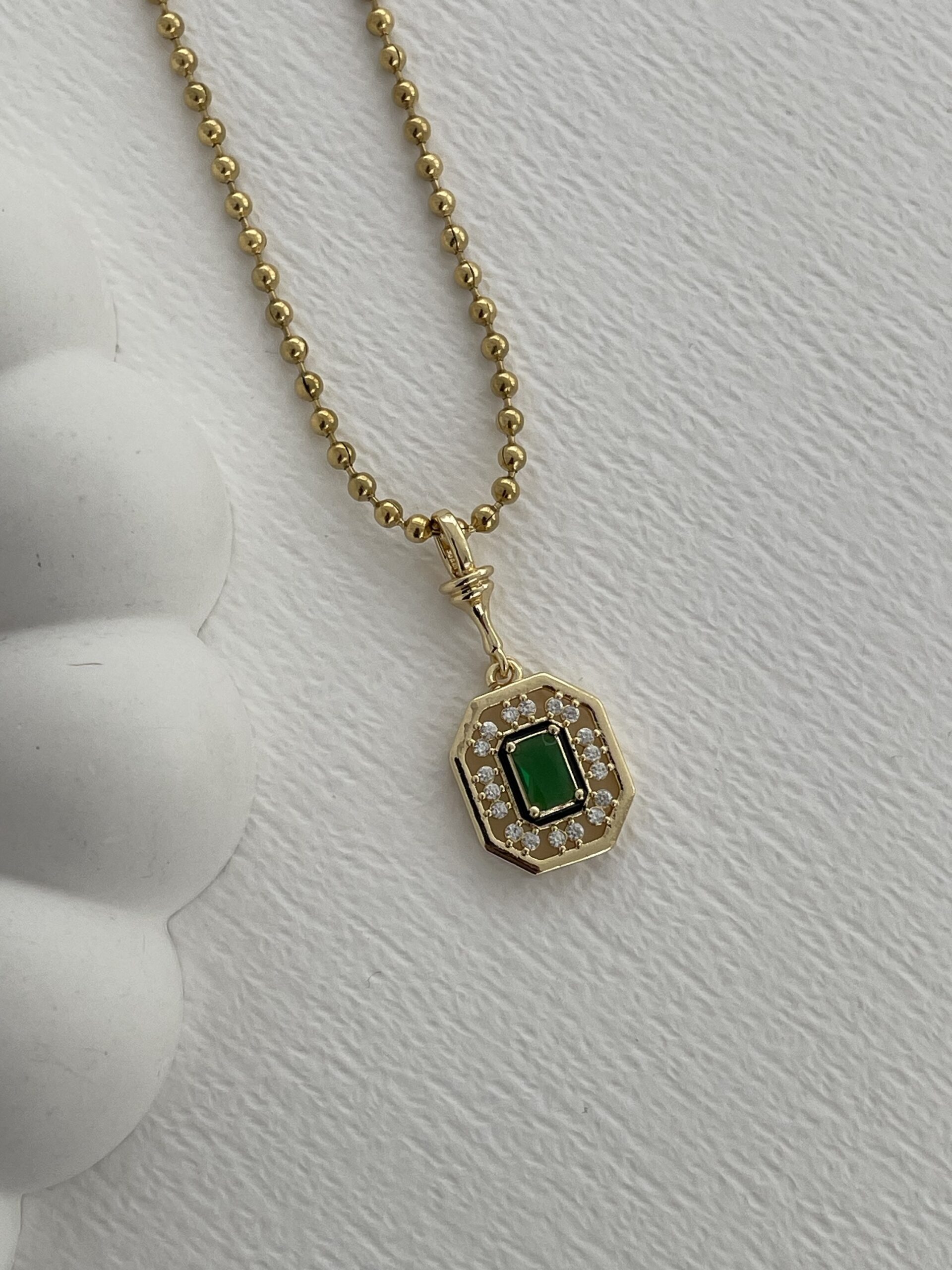 img_0074 Çelik Yeşil Baget Taşlı Kare Tasarım Golda Kolye