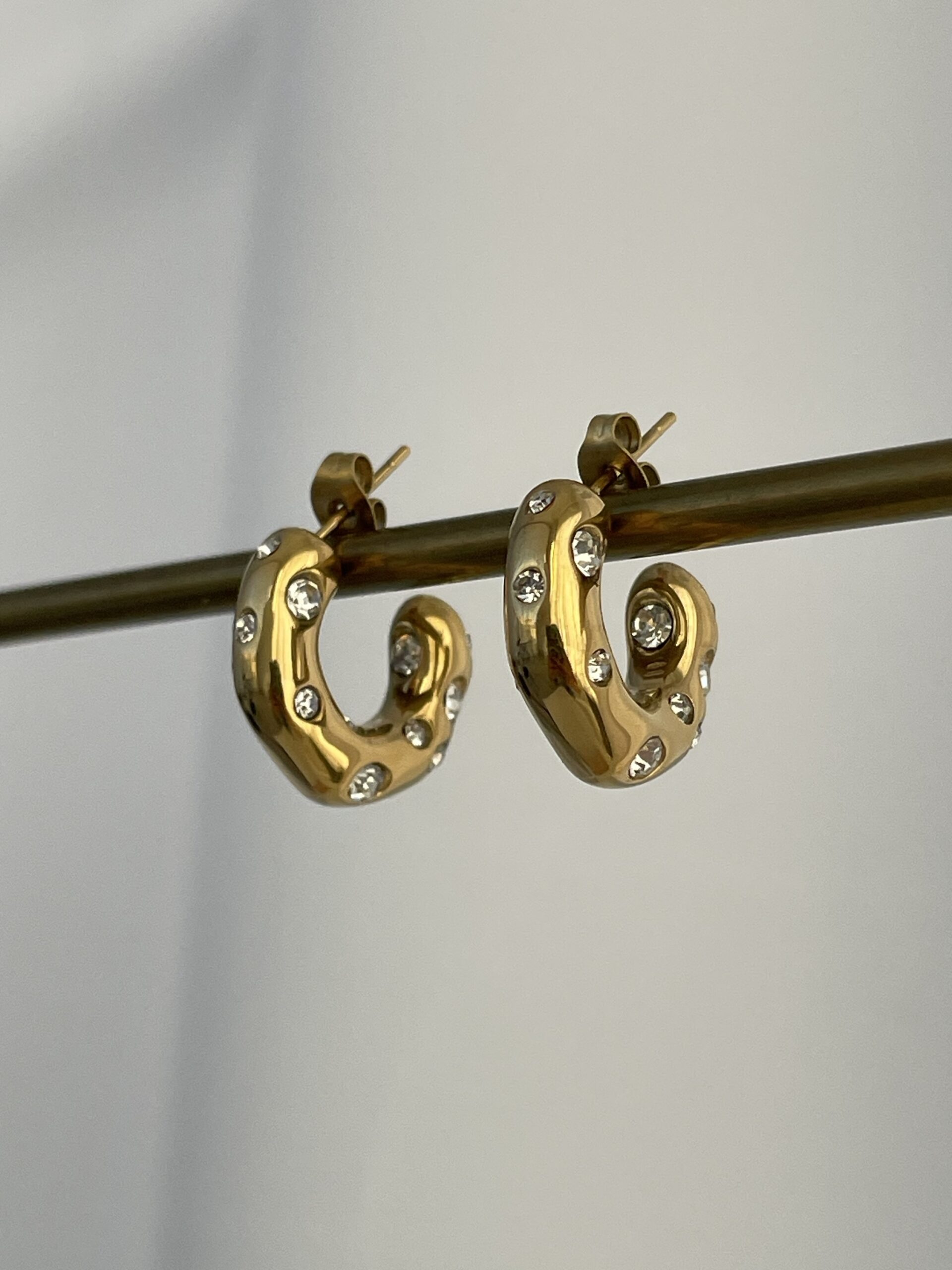 img_0551 Çelik Zirkon Taşlı Soyut Tasarım Gold Halka Küpe