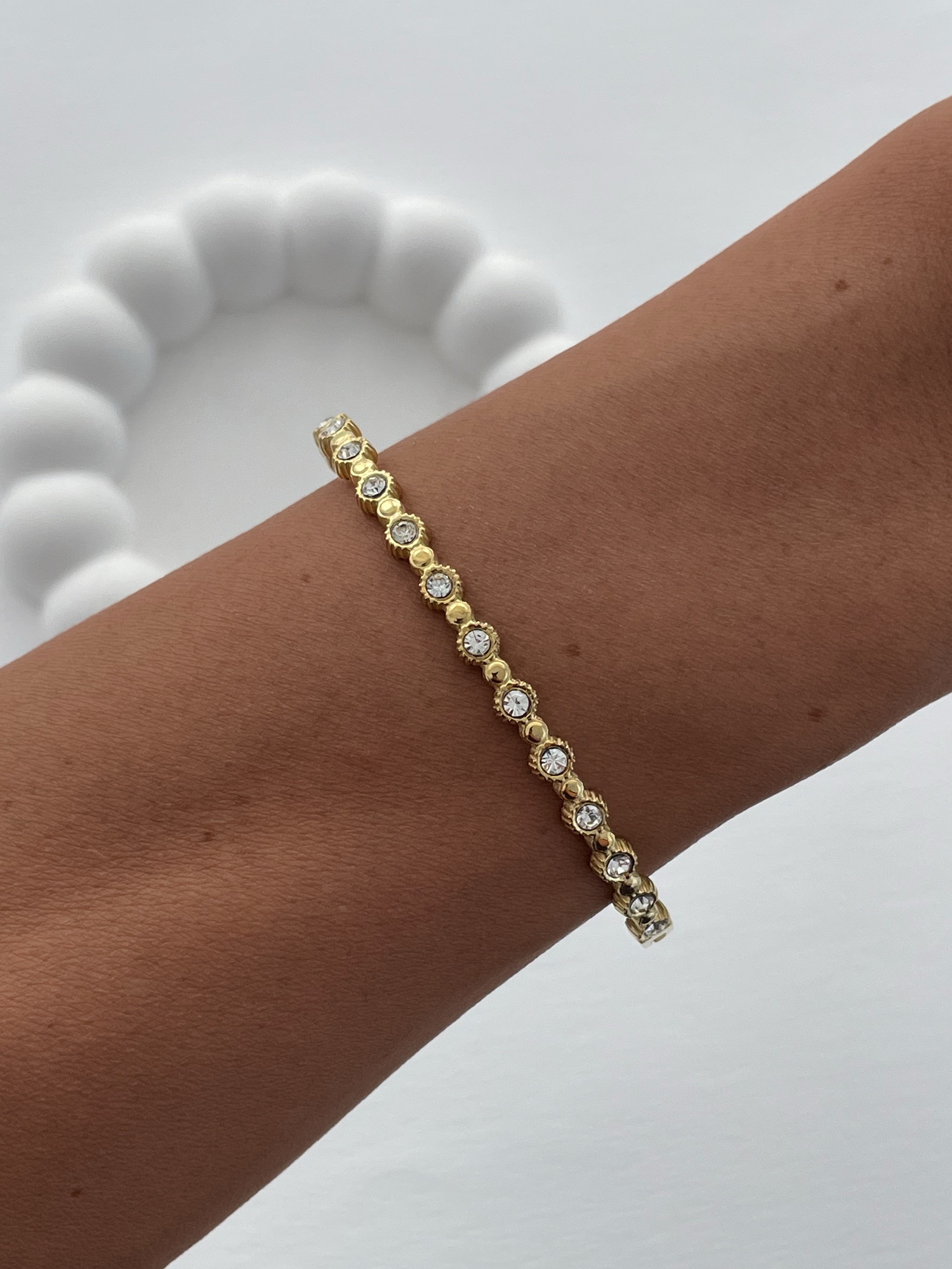 img_3979-2 Çelik Yuvarlak Çerçeveli Zirkon Taş Gold Kelepçe Bileklik