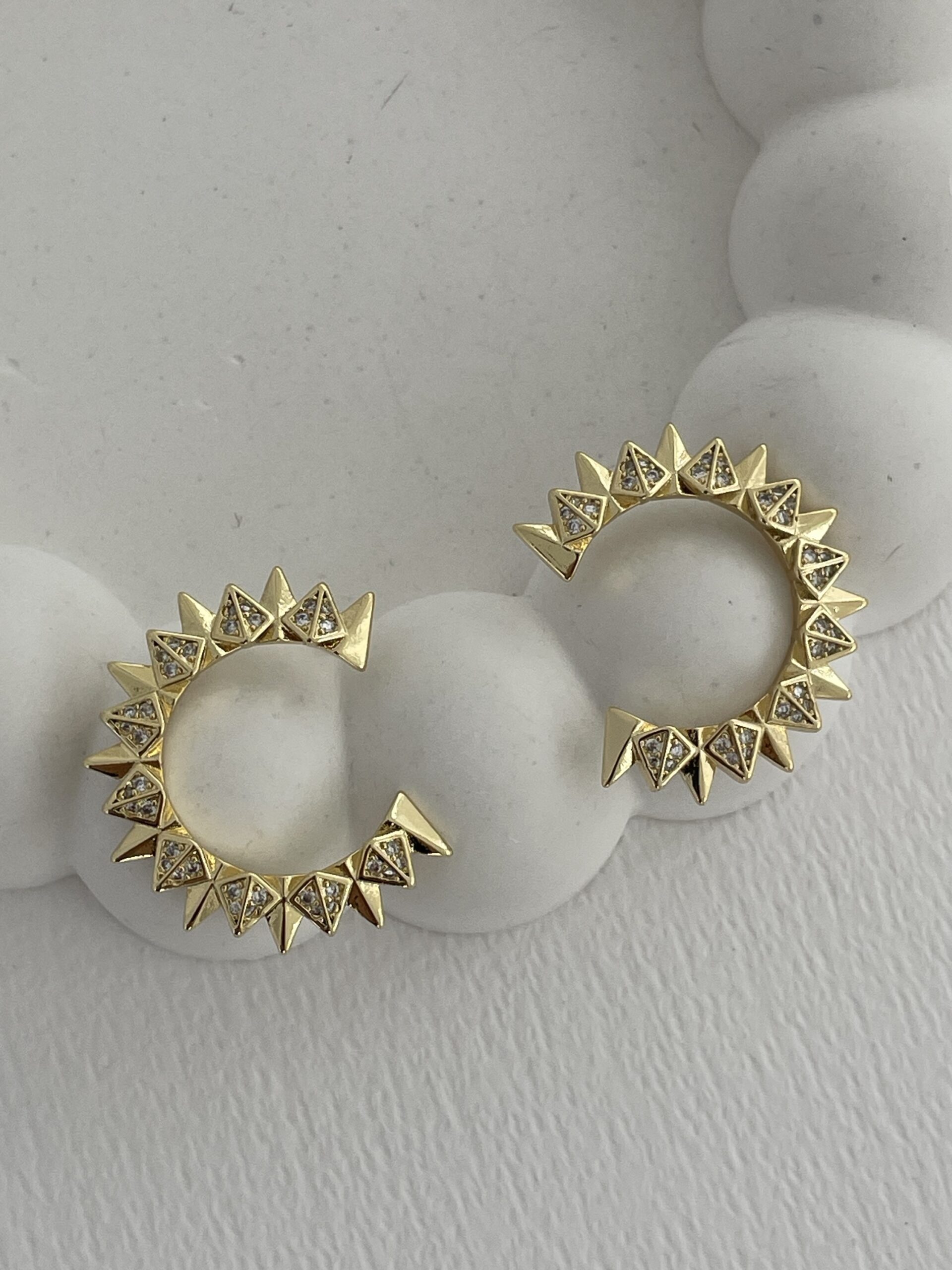 img_9686-2 Özel Seri Zirkon Taşlı Zikzak Tasarım Yuvarlak Gold Küpe