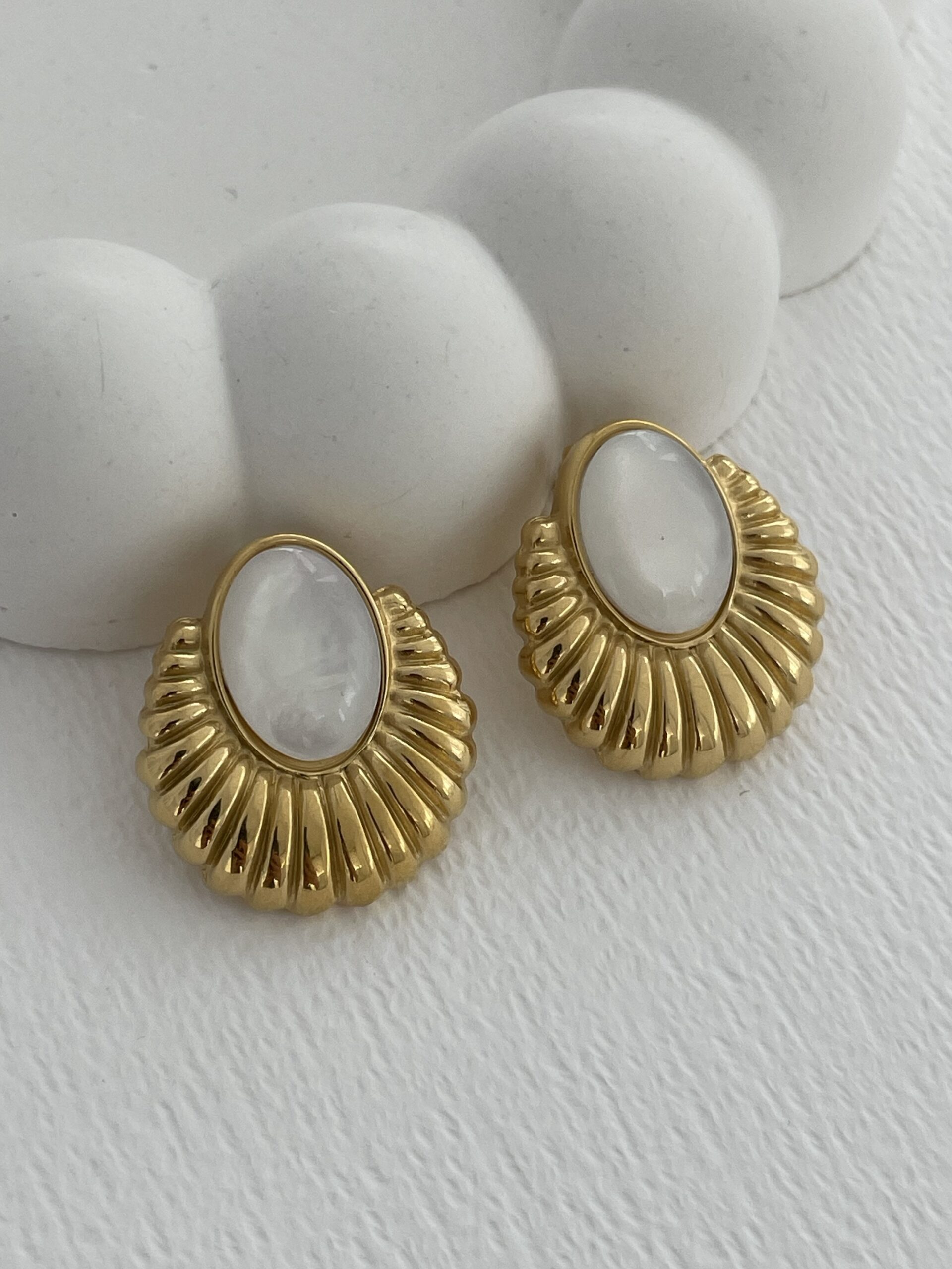 img_9703-2 Çelik Sedef Detay Tırtık Oval Tasarım Gold Küpe