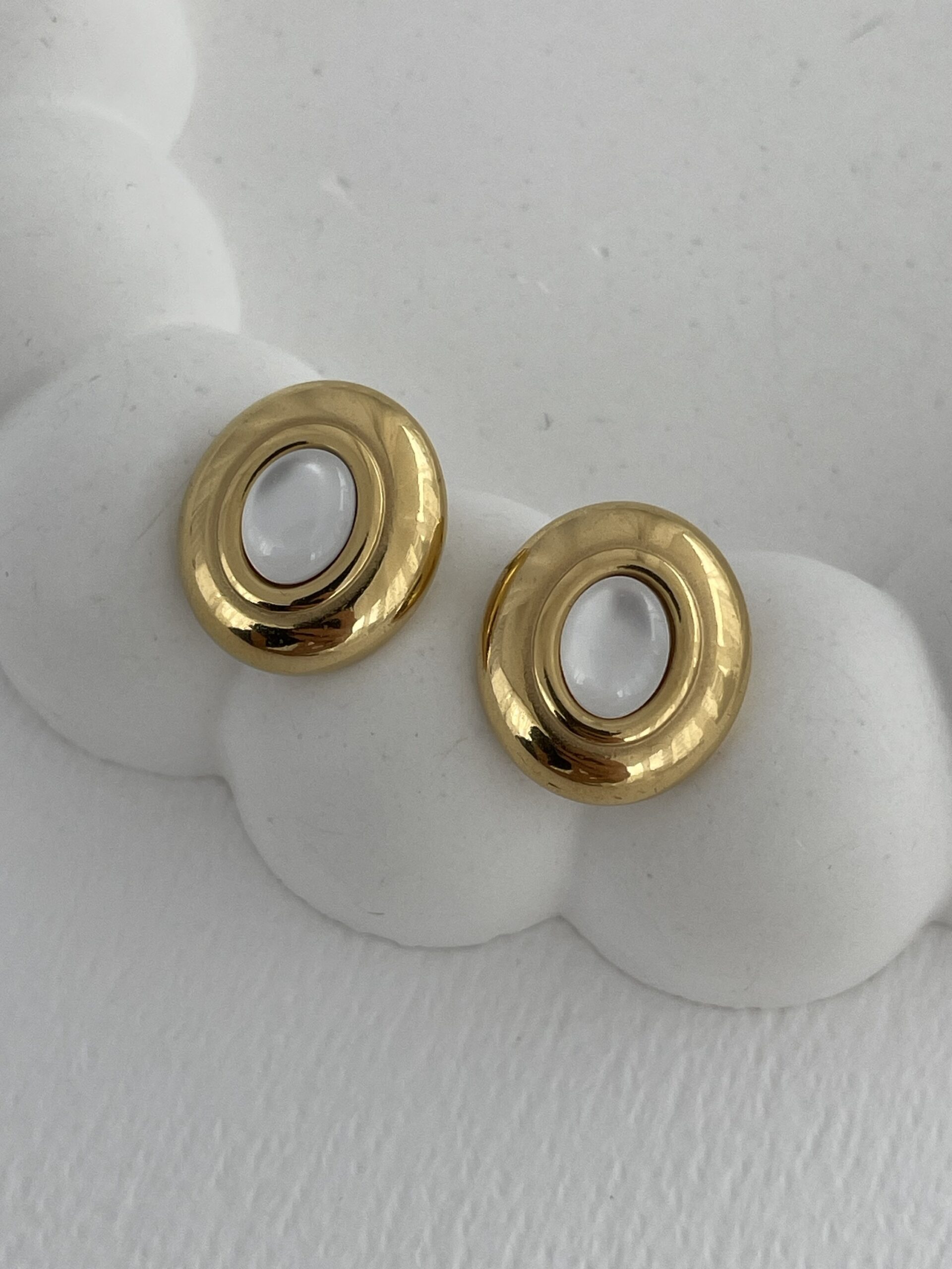 img_9709-4 Çelik Sedef Detay Oval Tasarım Gold Küpe