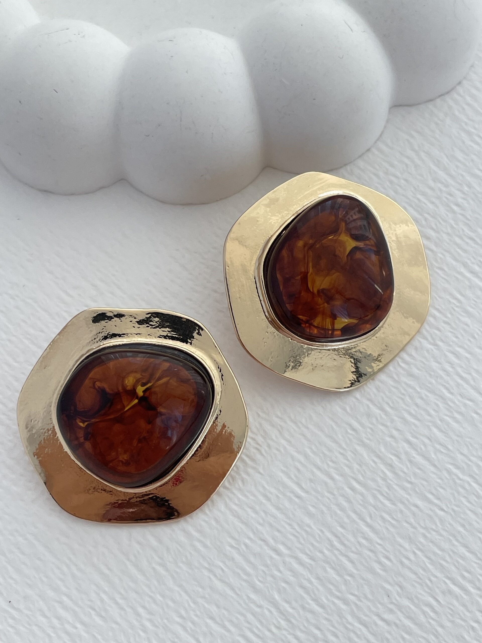 img_2260-2 Özel Seri Asimetrik Kıvrım Kahverengi Mineli Gold Küpe