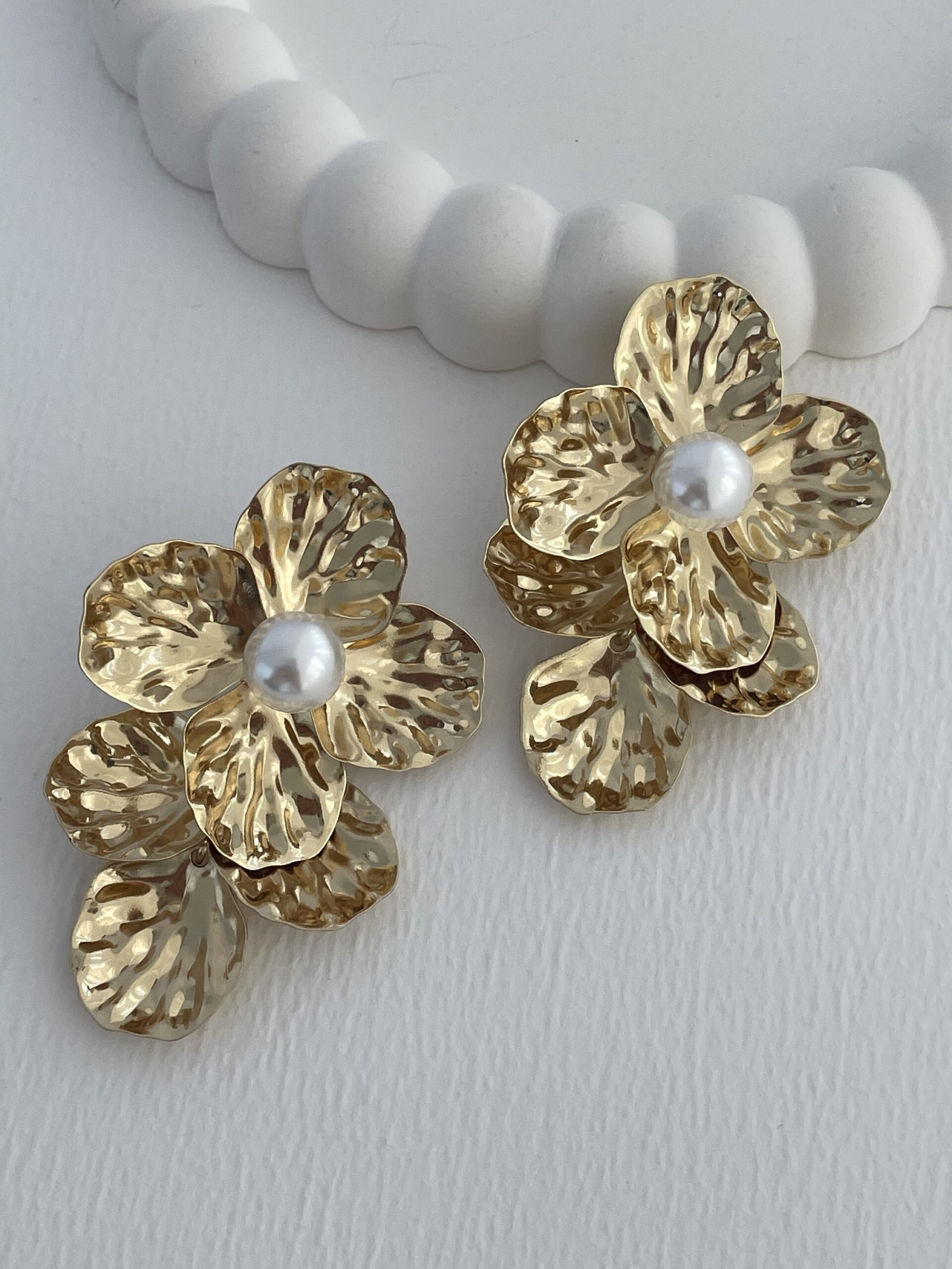 img_3953-5 Özel Seri Desenli İnci Detay Çiçek Gold Küpe