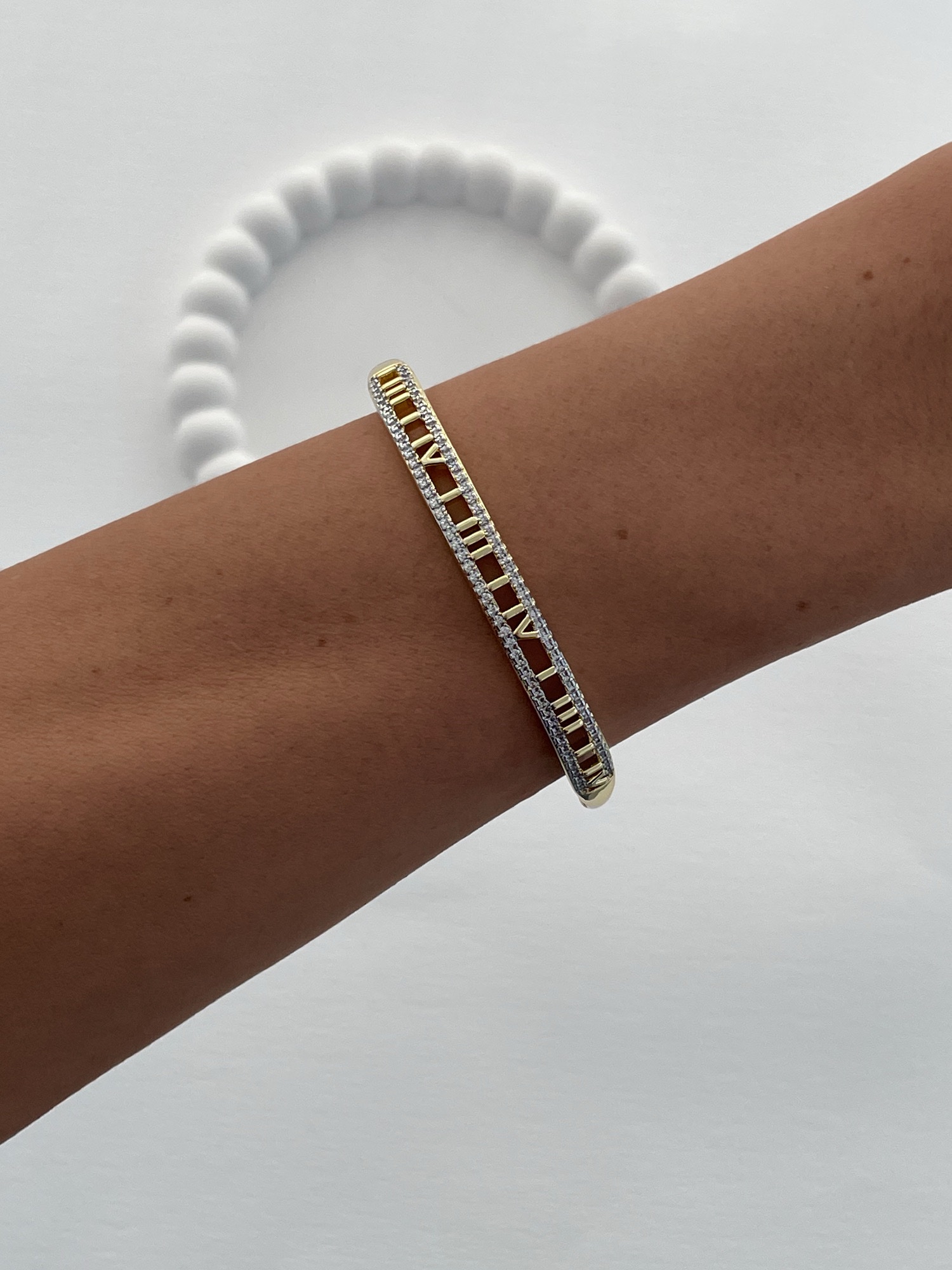 img_5611-4 Özel Seri Zirkon Taşlı Roma Rakam Tasarım Gold Kelepçe Bileklik