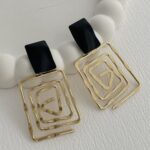 Özel Seri İç İçe Sarmal Geometrik Tasarım Siyah & Gold Küpe