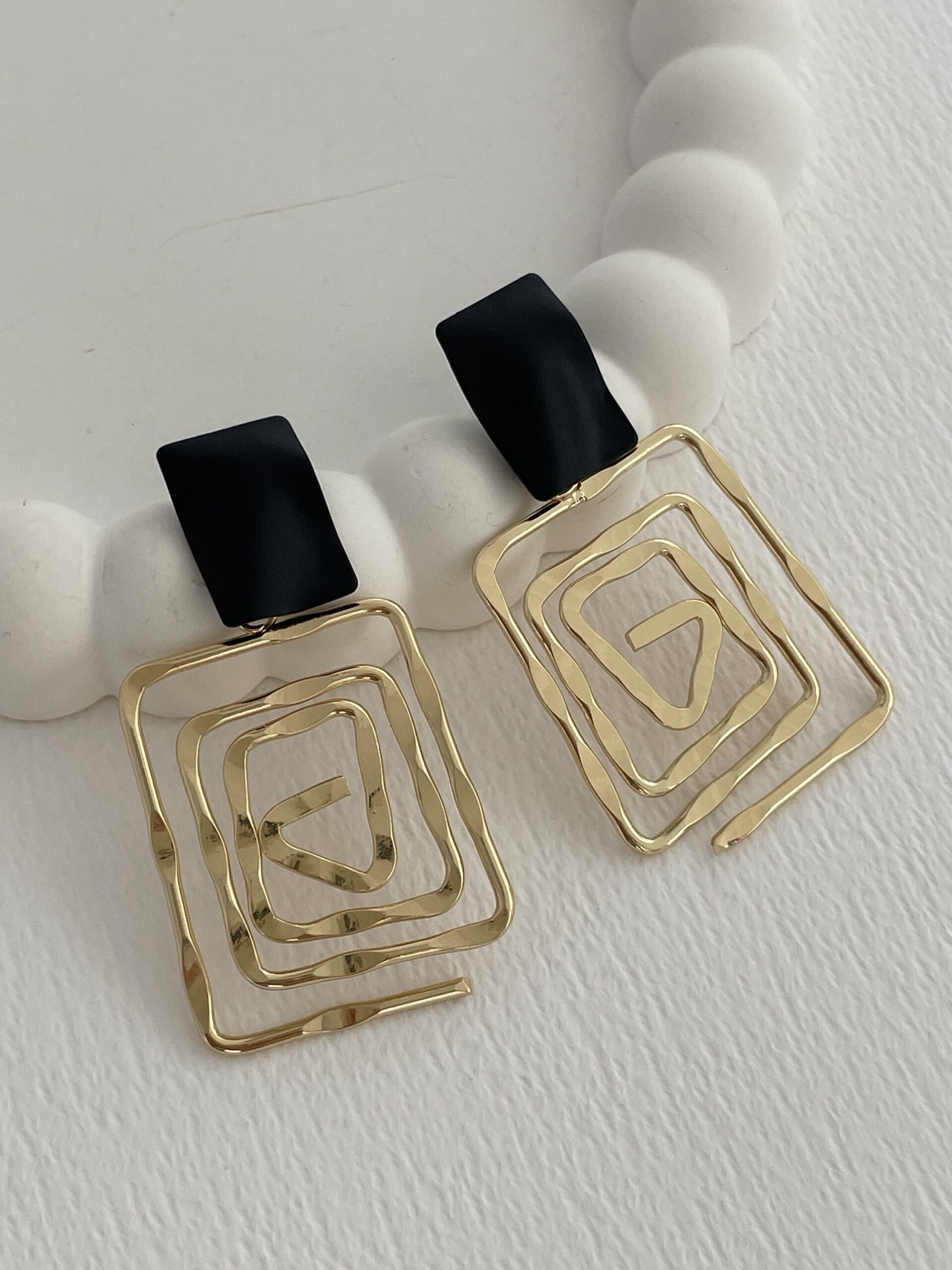 img_5873-3 Özel Seri İç İçe Sarmal Geometrik Tasarım Siyah & Gold Küpe