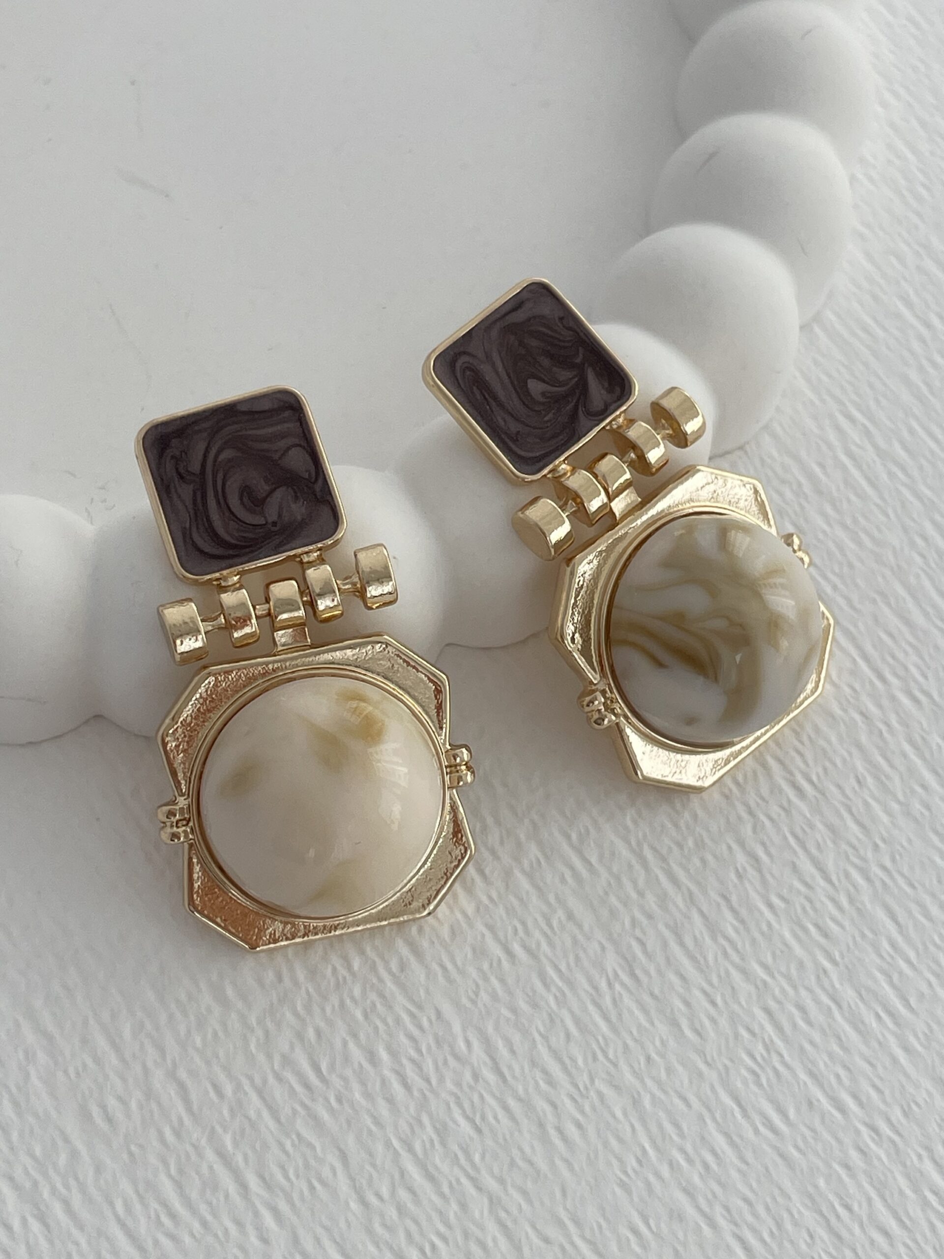 img_6721-3 Özel Seri Krem Kemik Geometrik Tasarım Kahve Detay Gold Küpe