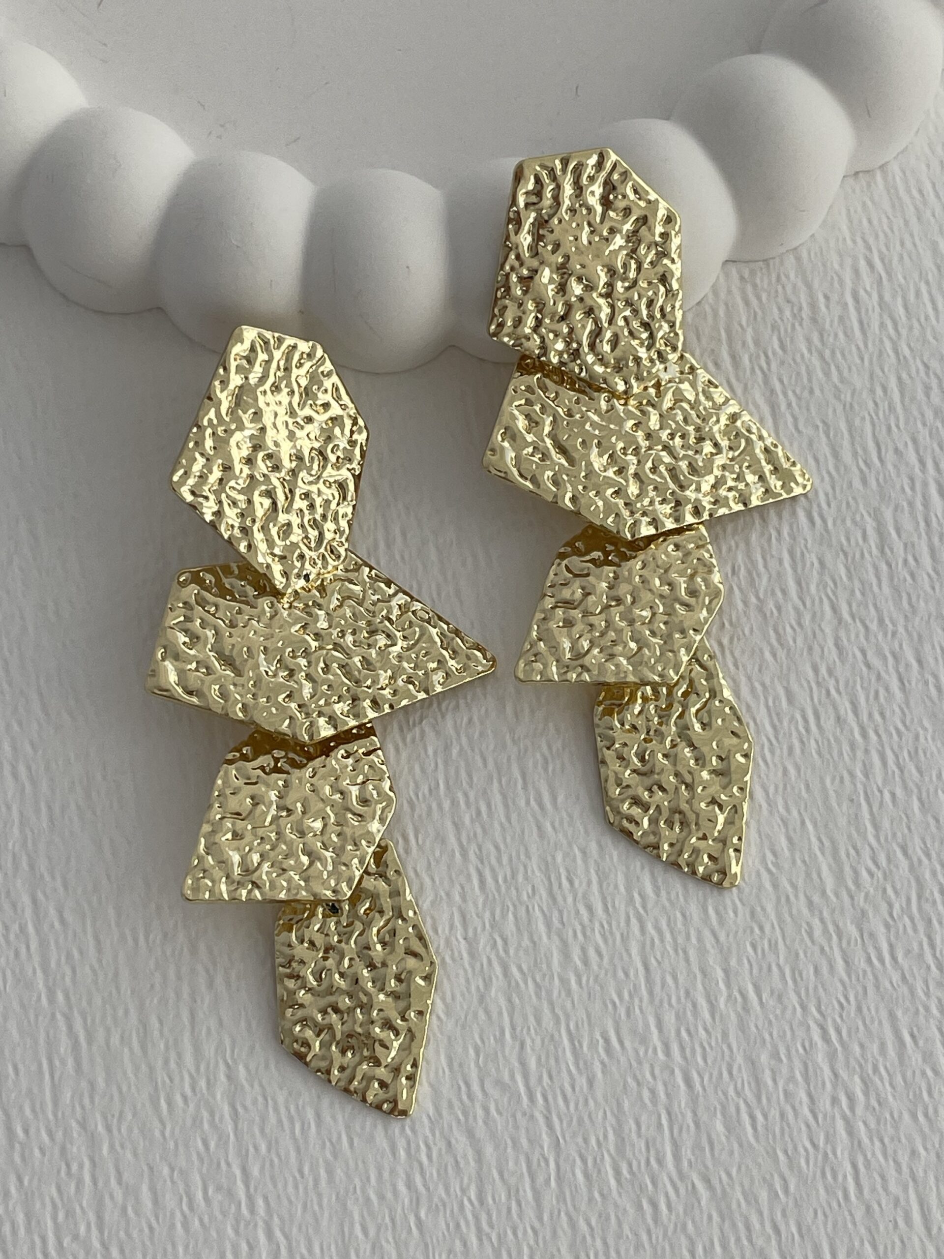 img_6747-3 Özel Seri Desenli Dörtlü Yaprak Tasarım Gold Küpe