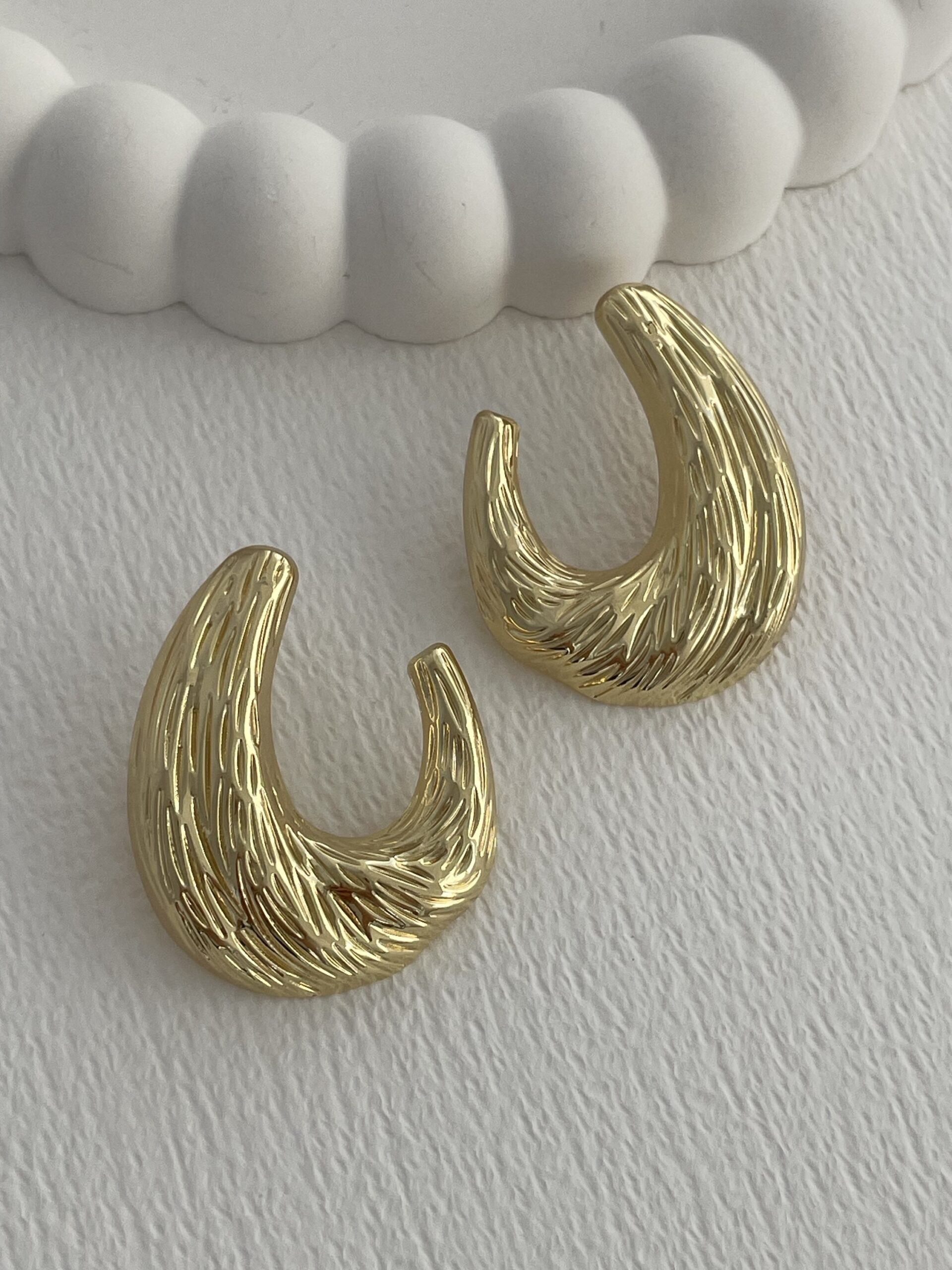 img_6758-3 Özel Seri Desenli Oval Tasarım Gold Küpe