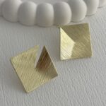 Özel Seri Desenli Kare Tasarım Gold Küpe