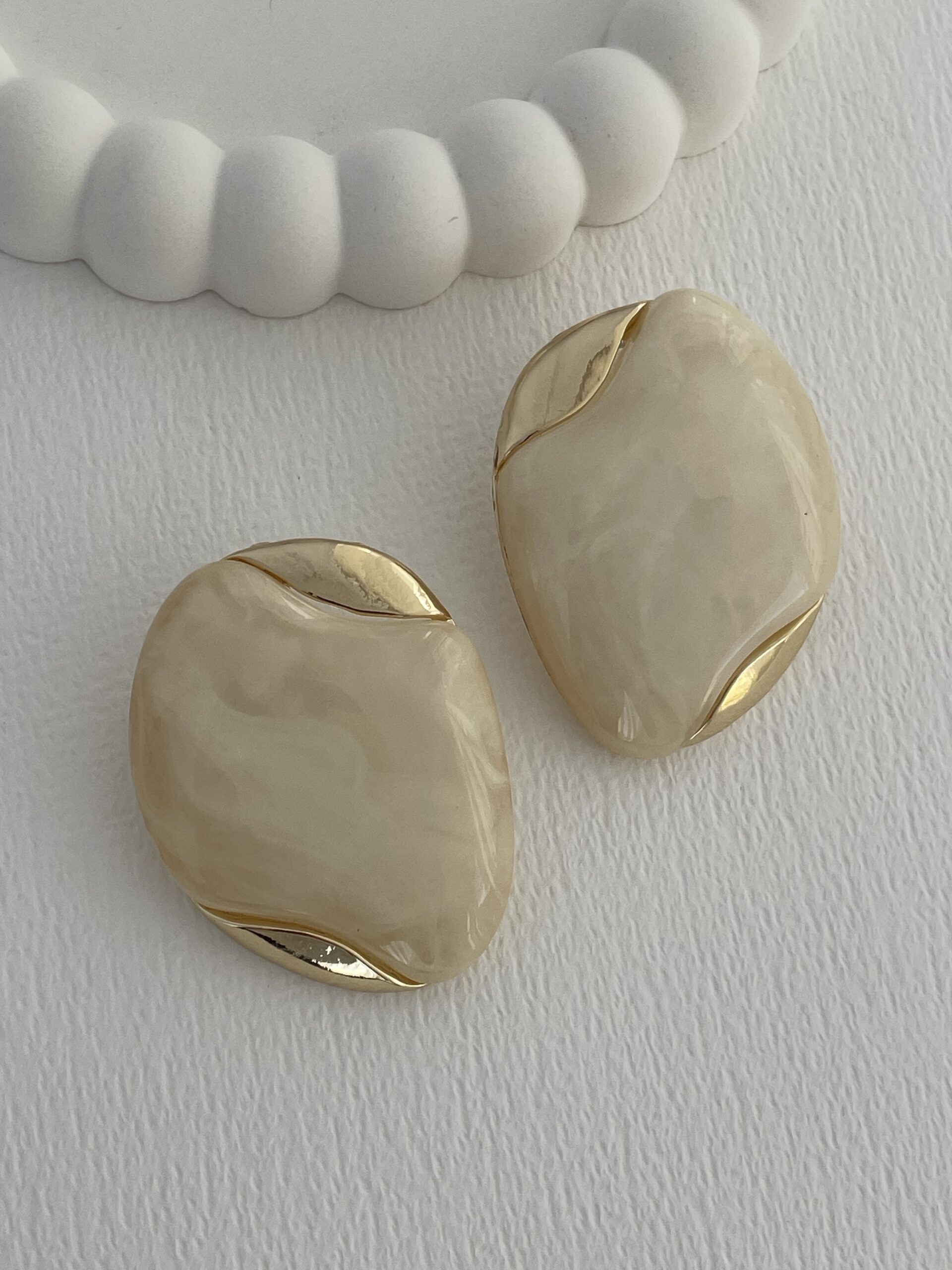 img_7996-2 Özel Seri Krem Kemik Oval Soyut Tasarım Gold Küpe