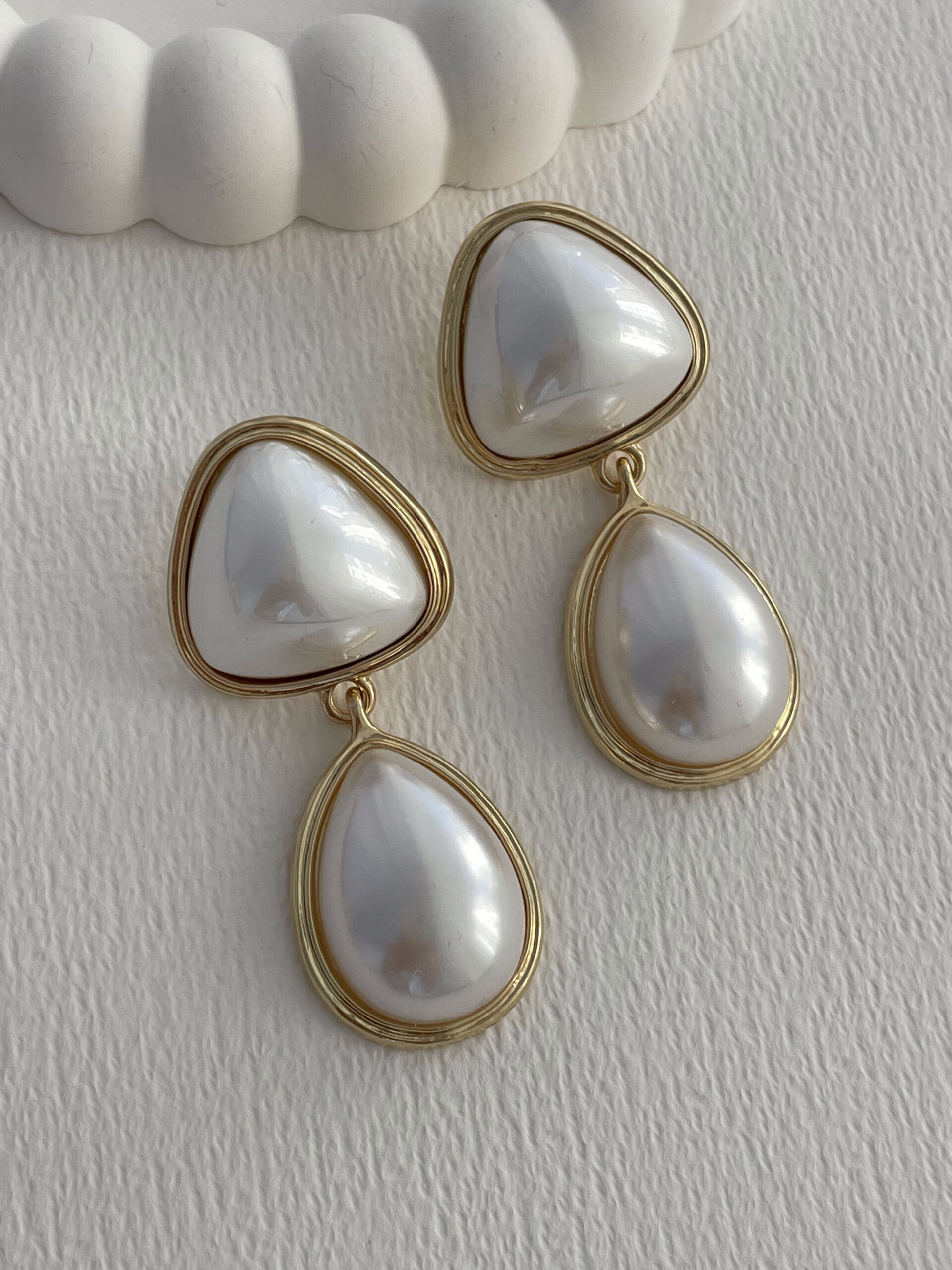 1766835853_0_694fc68dd8710-1.jpg Özel Seri İnci Detay Damla Model Gold Küpe