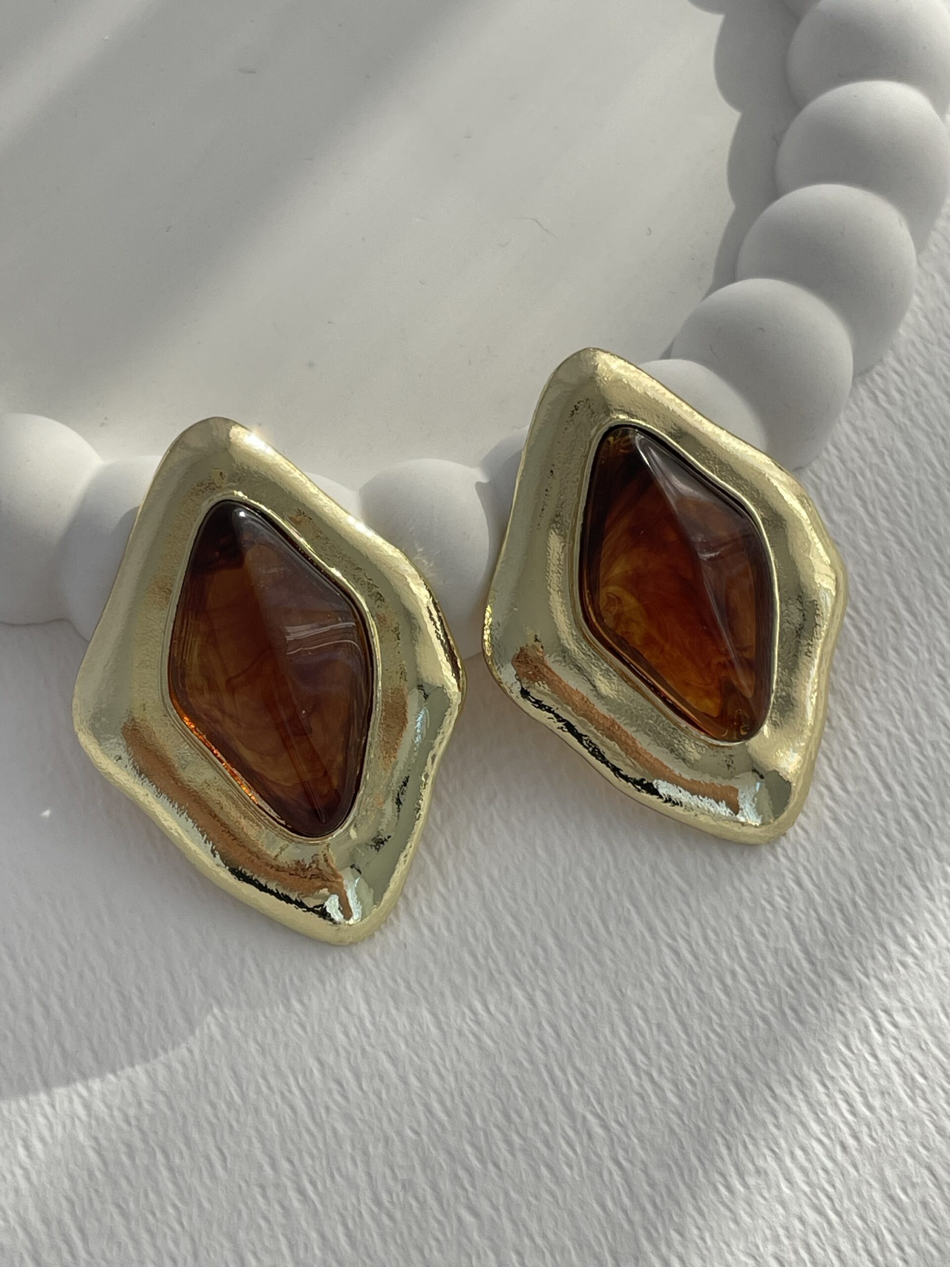 img_8346-3 Özel Seri Kahverengi Kemik Detay Desenli Baklava Gold Küpe