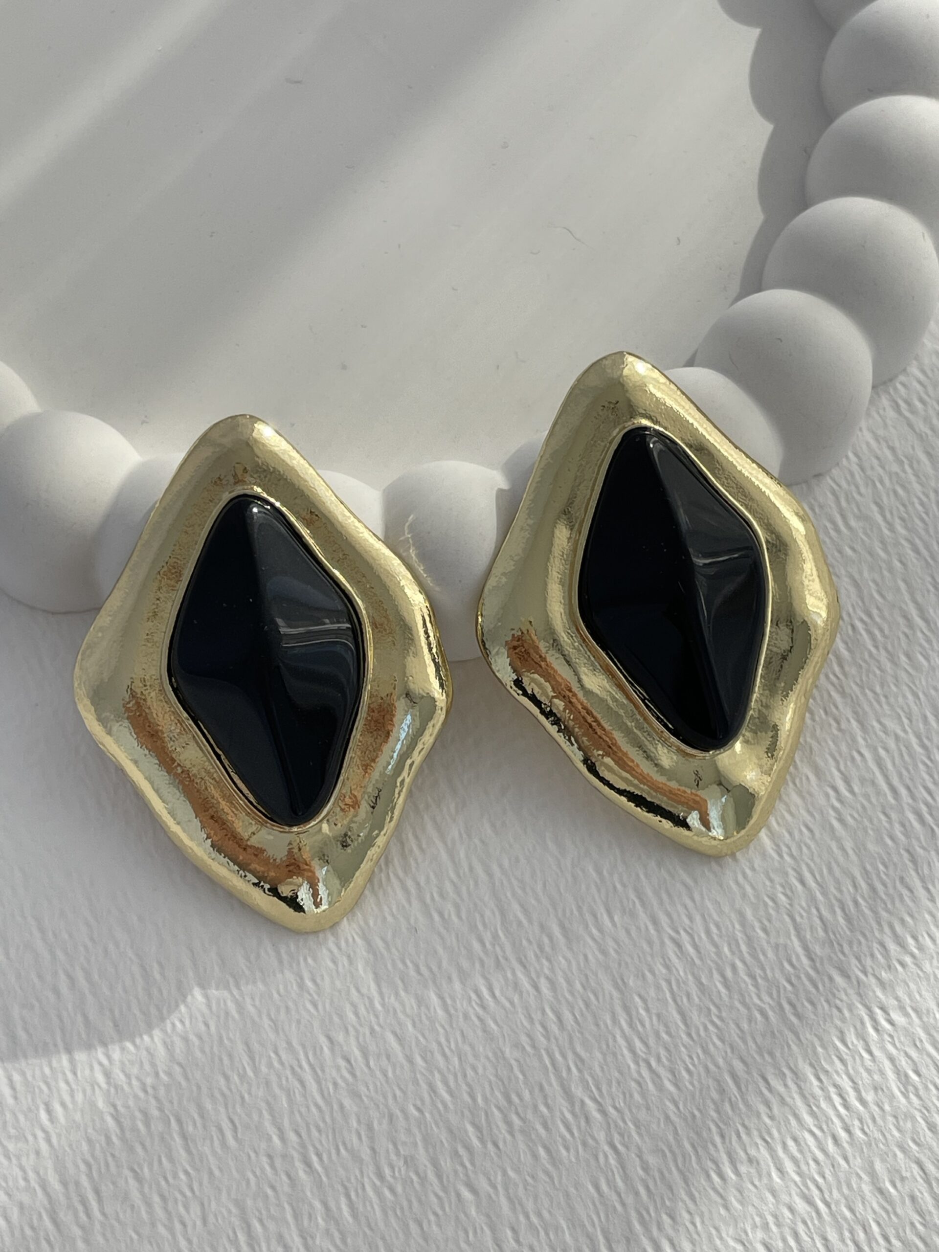 img_8349-4 Özel Seri Siyah Kemik Detay Desenli Baklava Gold Küpe