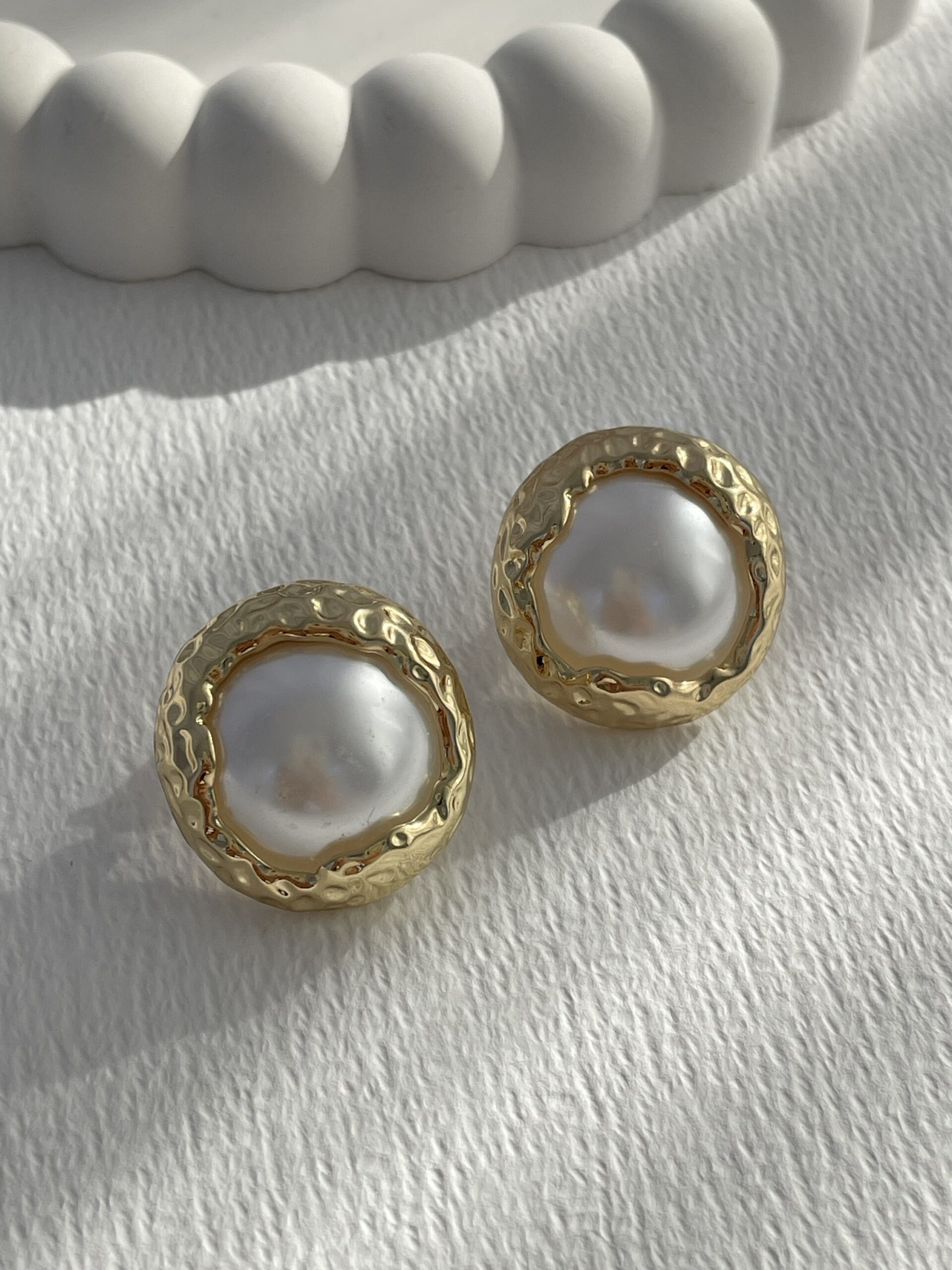 img_8370-5 Özel Seri Çevresi Desenli İnci Detay Gold Küpe