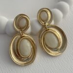 Özel Seri Kıvrım Detay Krem Kemik Oval Gold Küpe