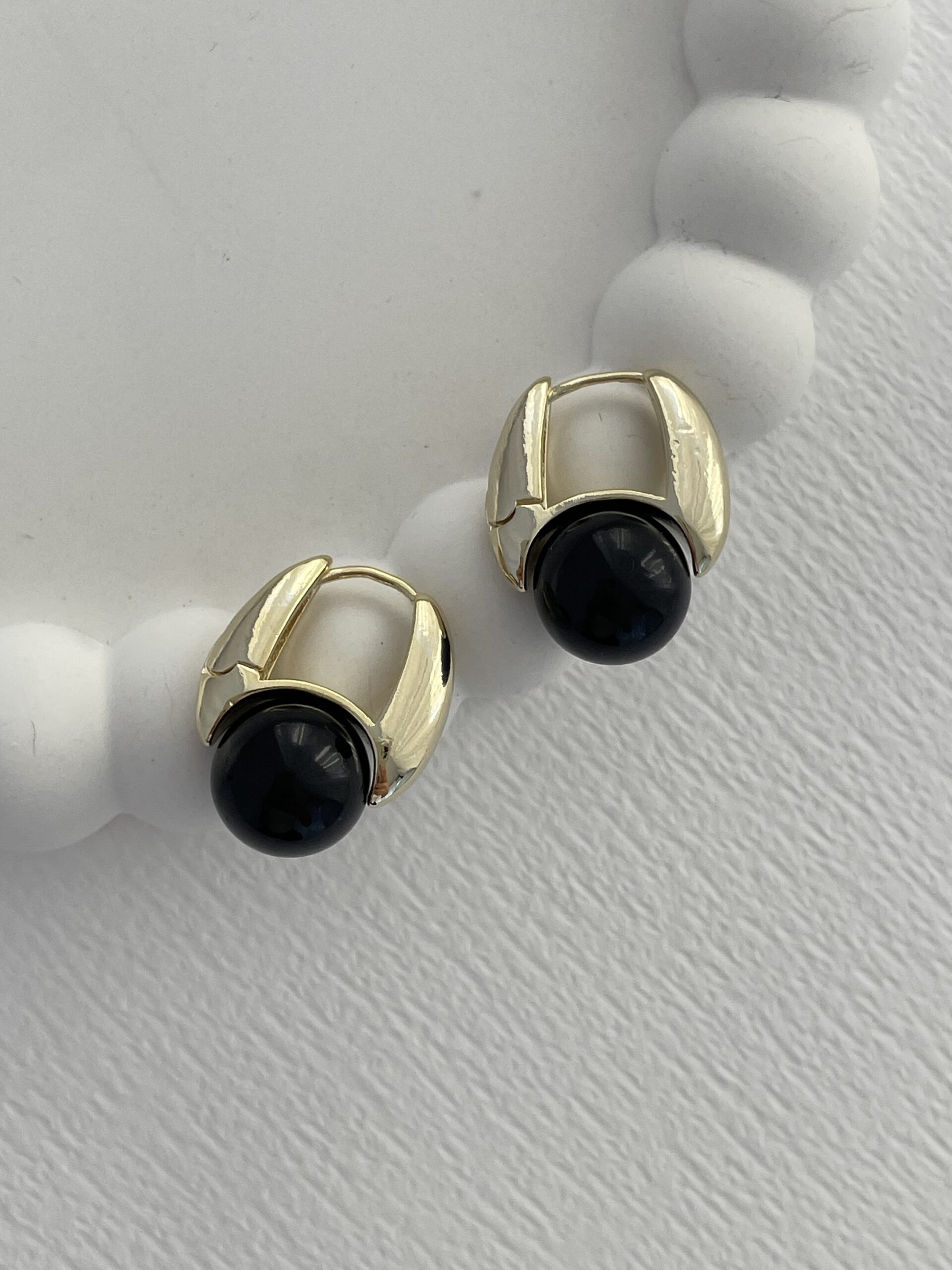 img_8431-4 Özel Seri Oval Tasarım Gold Detay Siyah Top Küpe