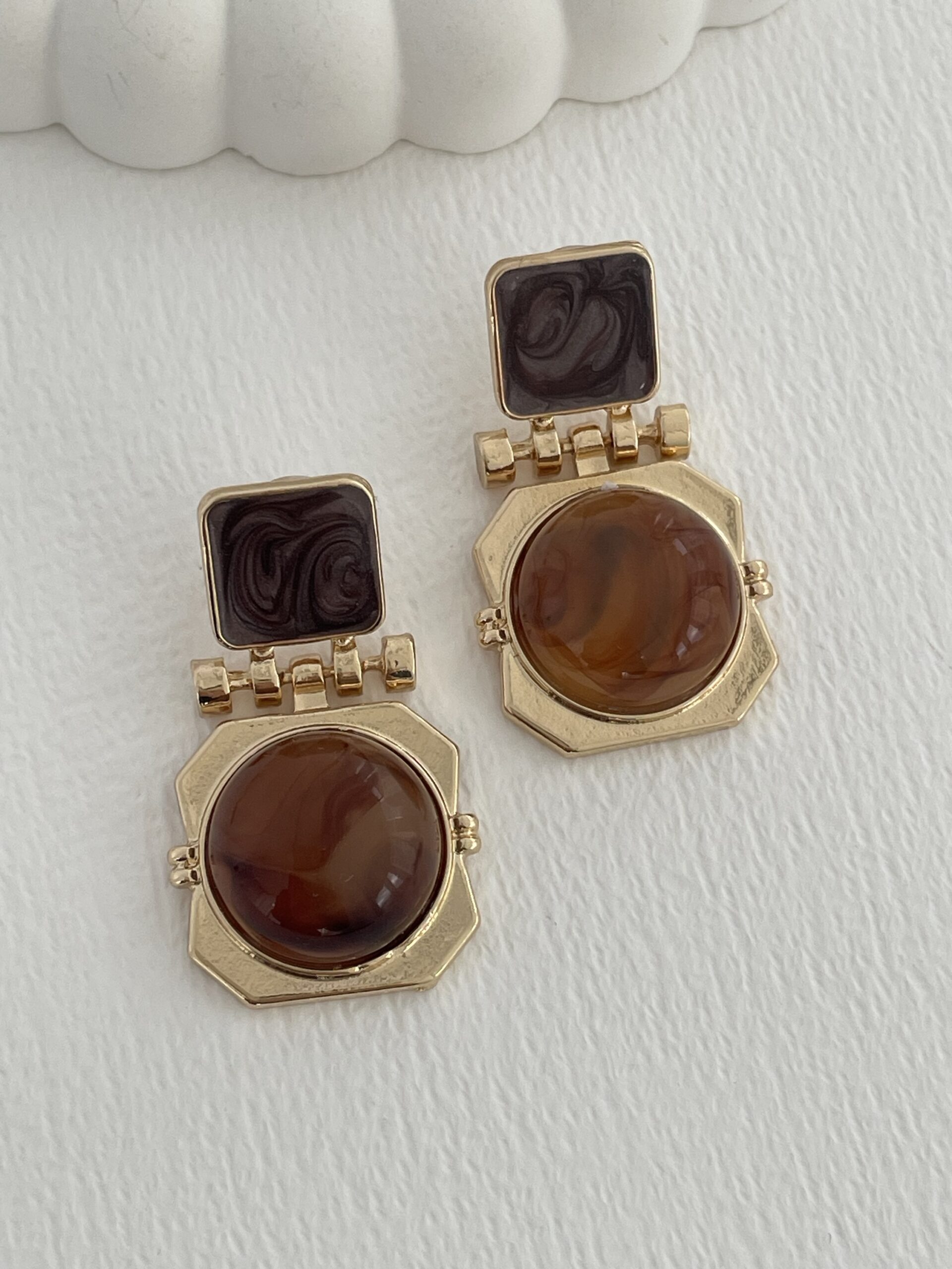 img_8471-1.jpeg Özel Seri Kahverengi Kemik Detay Geometrik Tasarım Gold Küpe