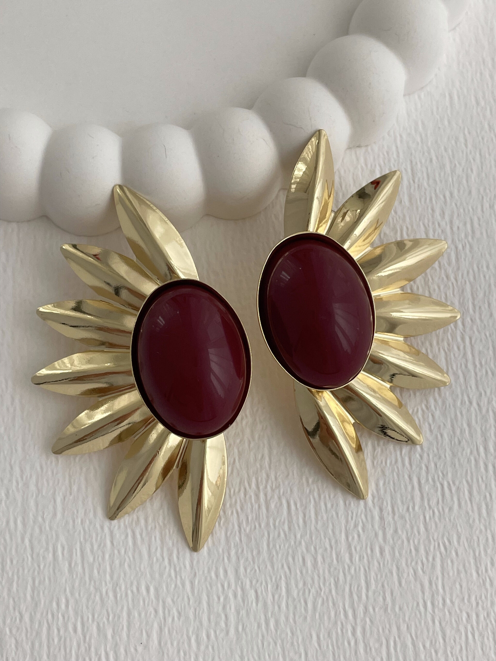 1767867949_0_695f862d214d8.jpg Özel Seri Yarım Yaprak Model Bordo Mineli Gold Küpe