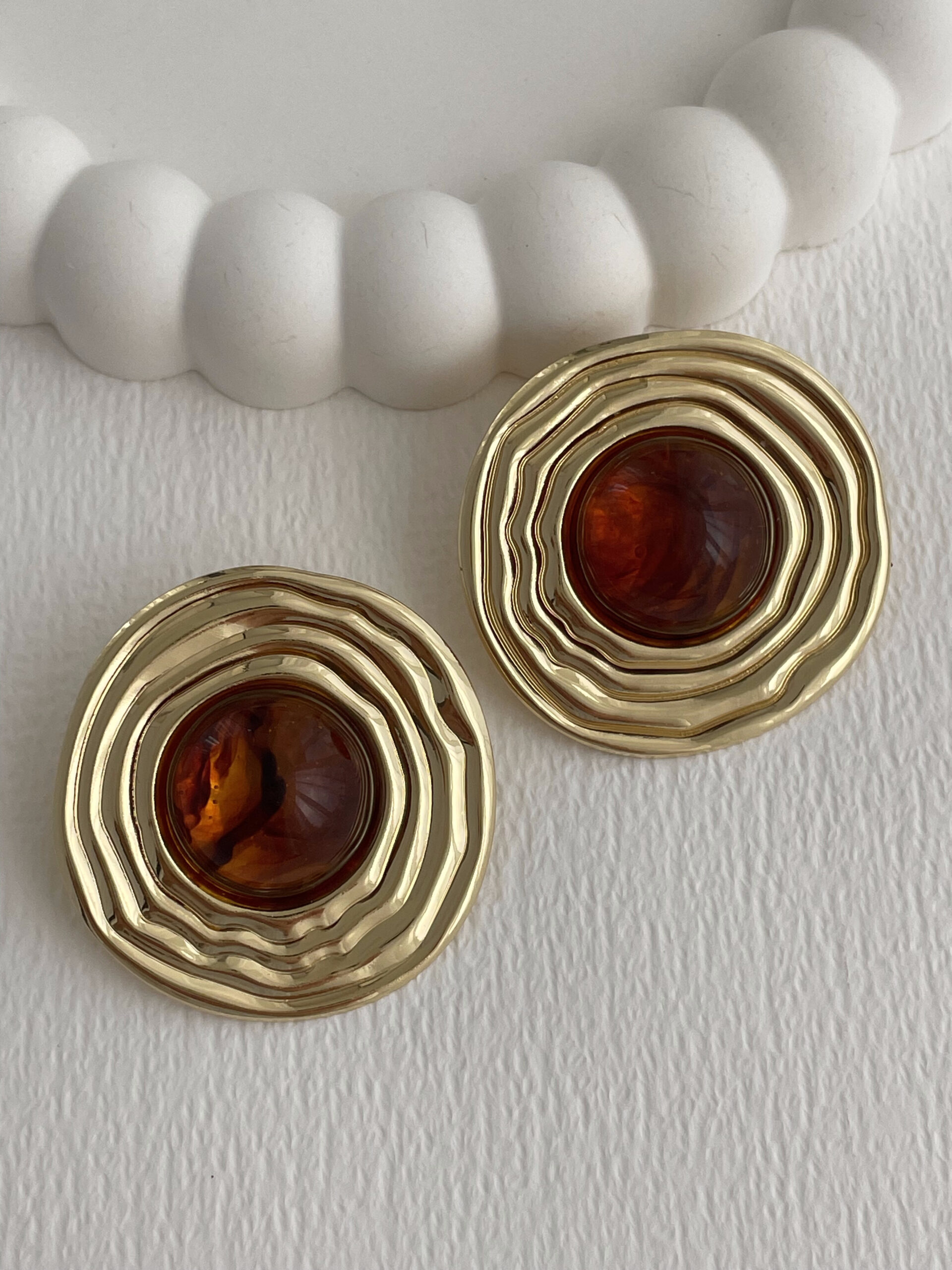 1767869181_0_695f8afd990ee.jpg Özel Seri Halka Desen Kahverengi Mineli Gold Küpe