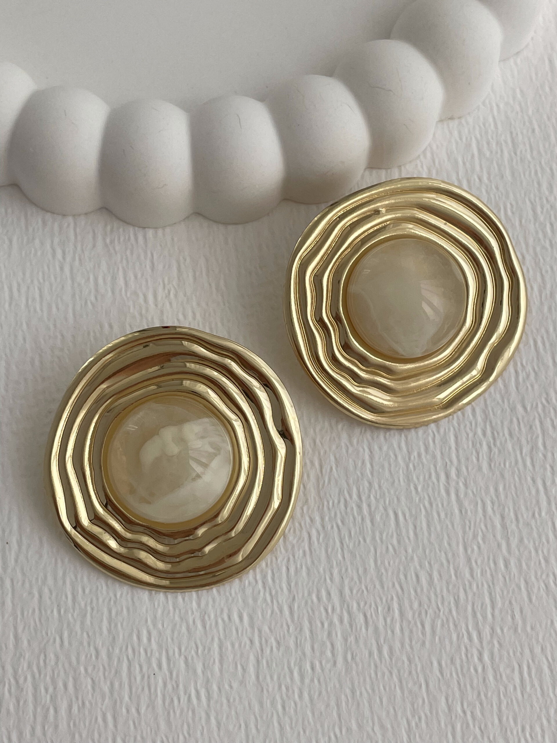 1767870090_0_695f8e8a896e5.jpg Özel Seri Halka Desen Krem Kemik Detay Gold Küpe