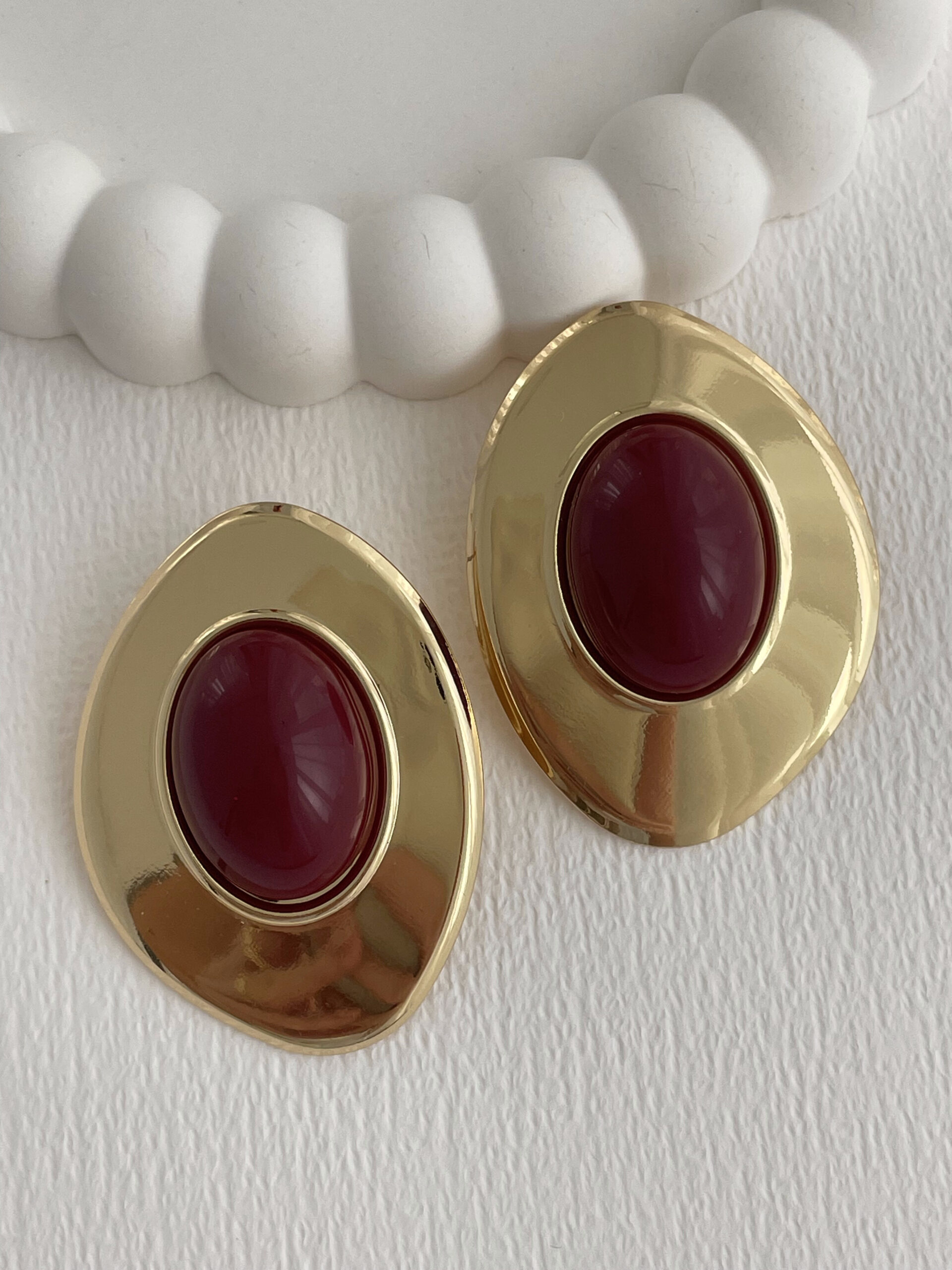 1767870438_0_695f8fe6ca0c6-1.jpg Özel Seri Oval Tasarım Bordo Mineli Gold Maksi Küpe