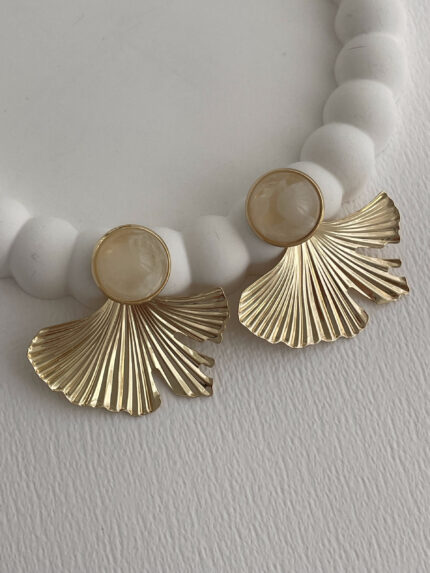 Özel Seri Yaprak Tasarım Krem Kemik Detay Gold Küpe