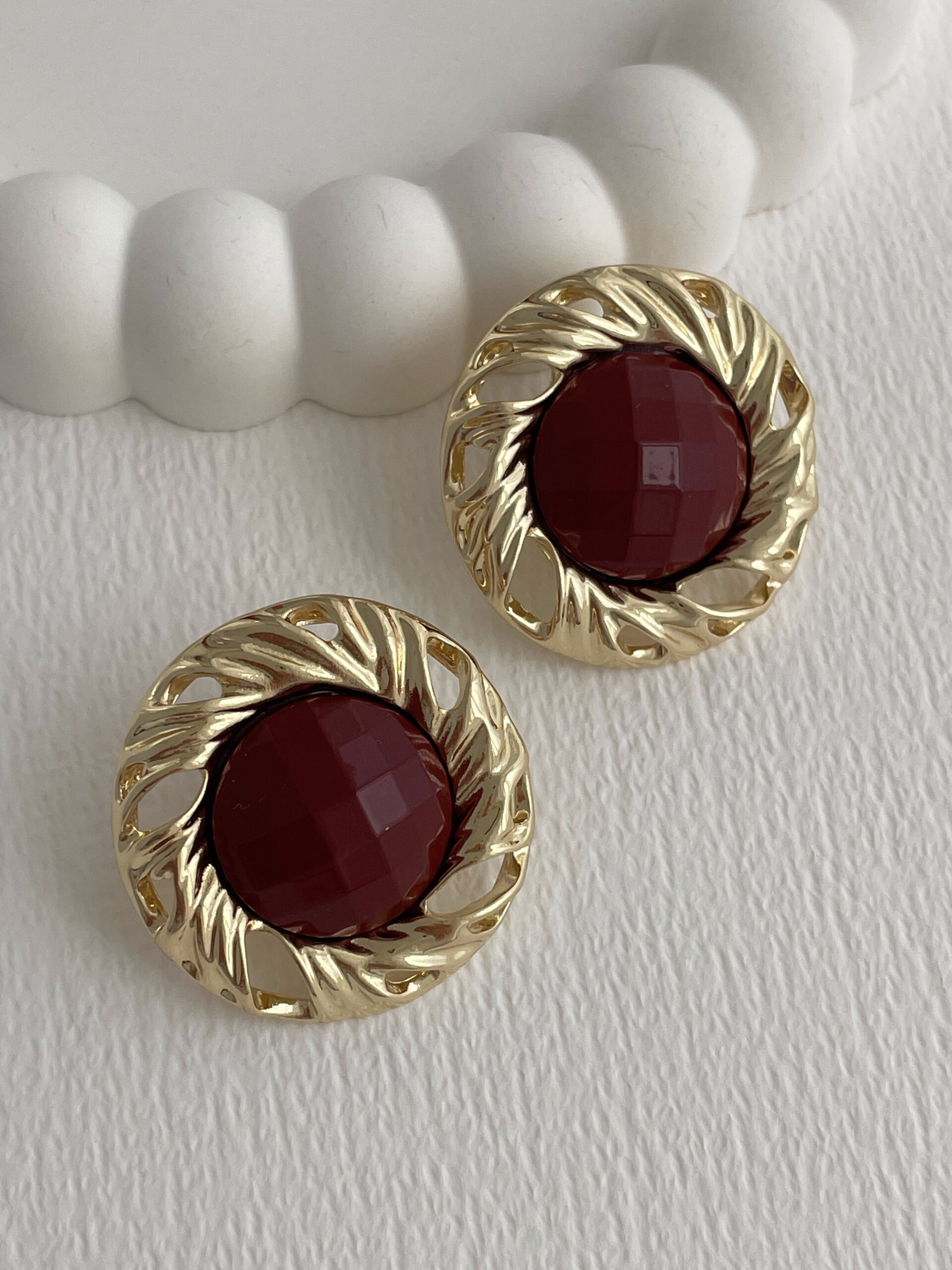 1767871513_0_695f9419a0df4.jpg Özel Seri Burgu Model Disko Bordo Mineli Gold Küpe