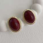 Özel Seri Kenarları Kıvrımlı Bordo Mineli Gold Top Küpe