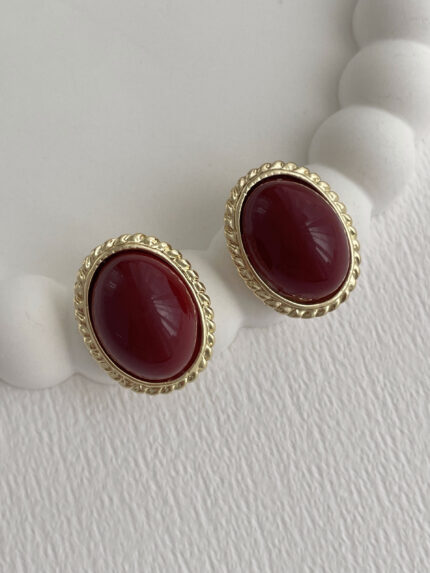 Özel Seri Kenarları Kıvrımlı Bordo Mineli Gold Top Küpe