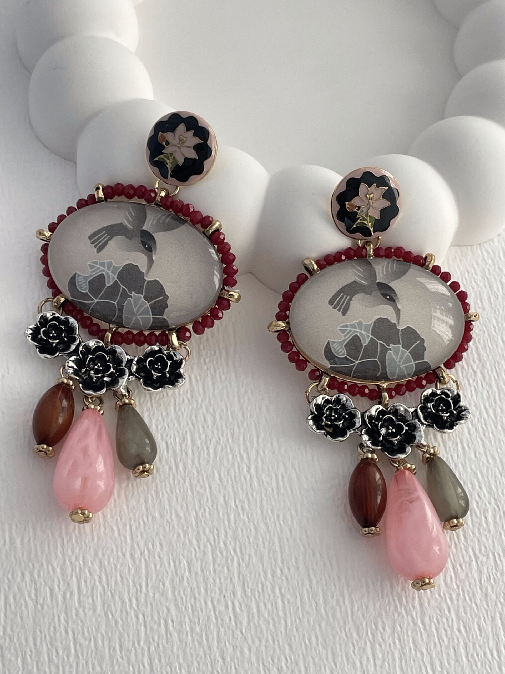 1769085940_0_69721bf4b024f.jpg Özel Seri ZR Vintage Tasarım Gül Detay Sallantılı Renkli Küpe