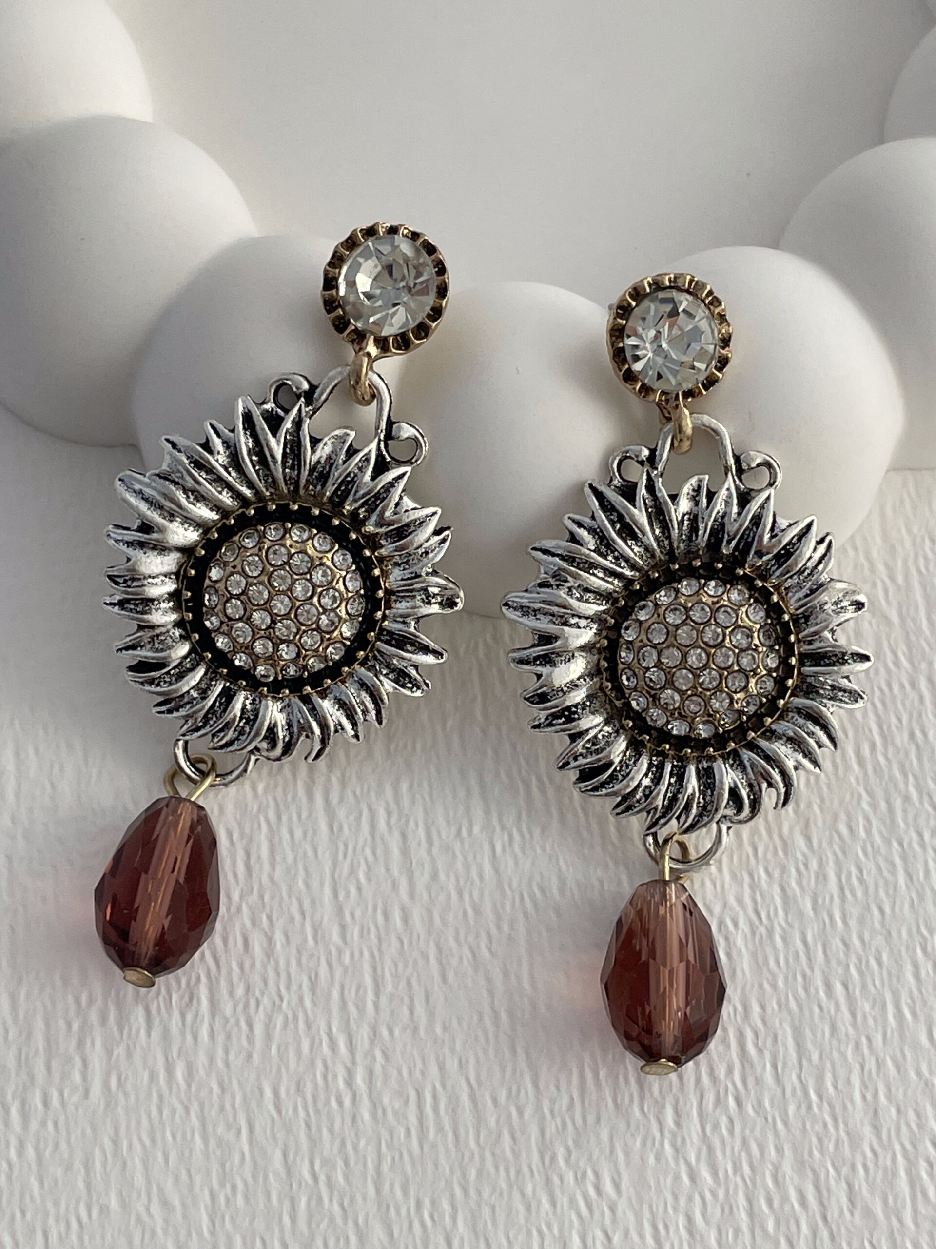 1769086061_0_69721c6d6237b.jpg Özel Seri ZR Ayçiçeği Tasarım Bordo Taşlı Sallantılı Küpe