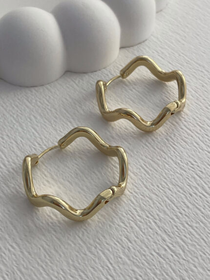 Özel Seri Kıvrım Detay Gold Halka Küpe