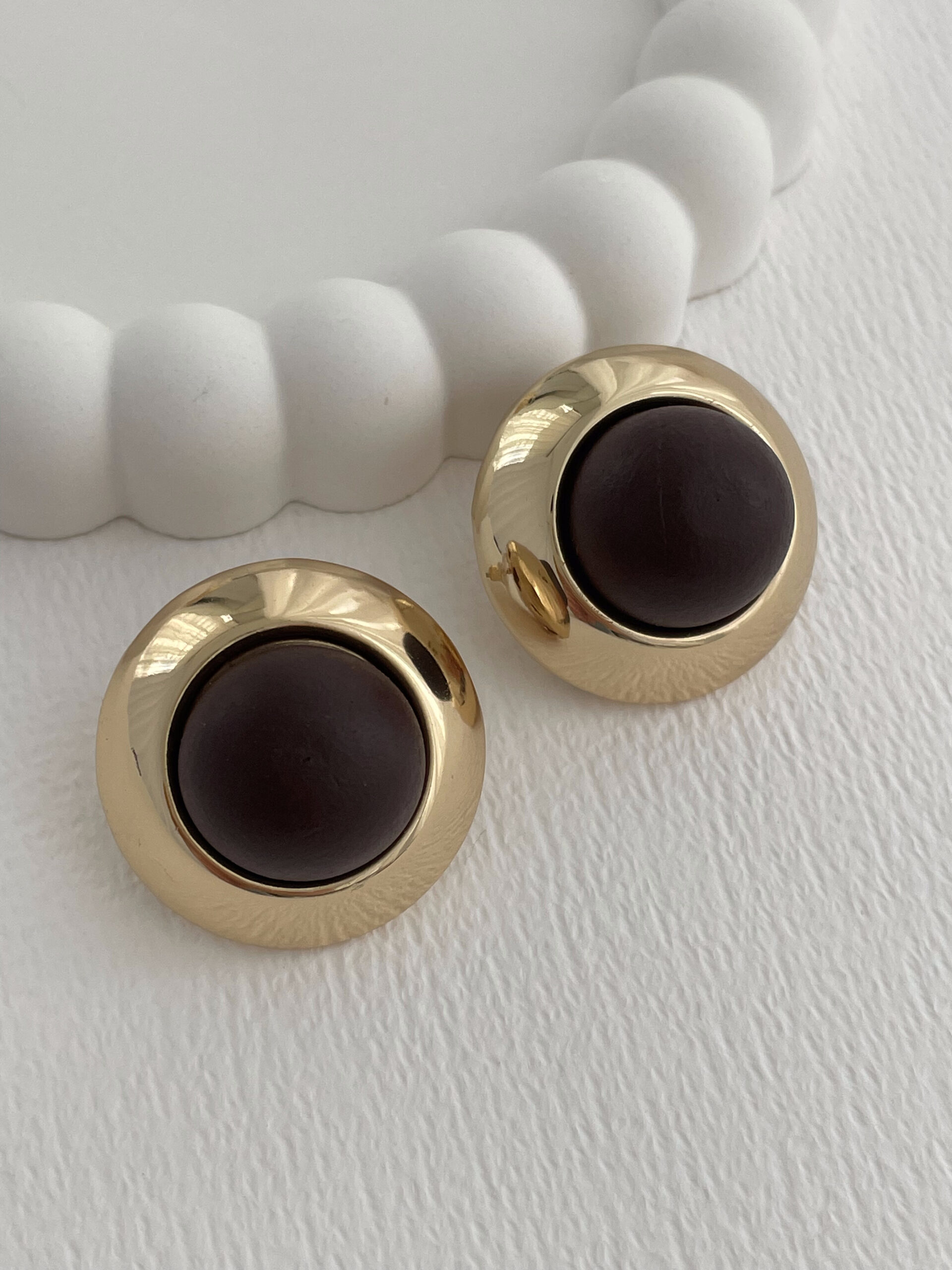 1769768331_0_697c858b71f7e.jpg Özel Seri Kahverengi Ahşap Top Detay Gold Küpe