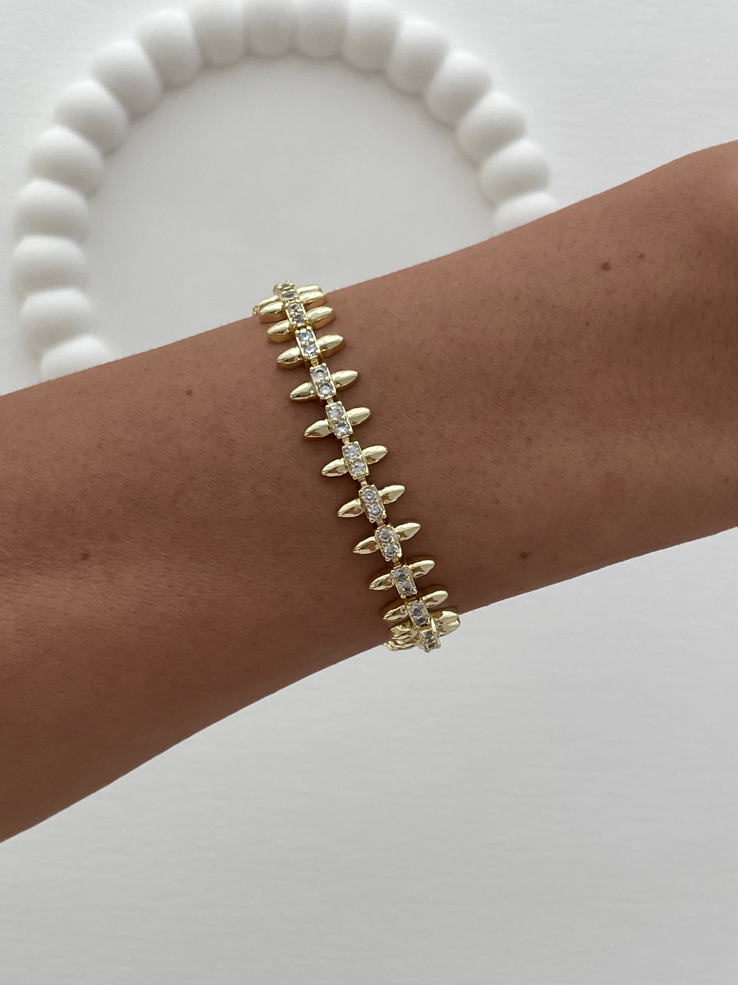 img_4404.jpeg Özel Seri Zirkon Taşlı Çivi Tasarım Gold Bileklik