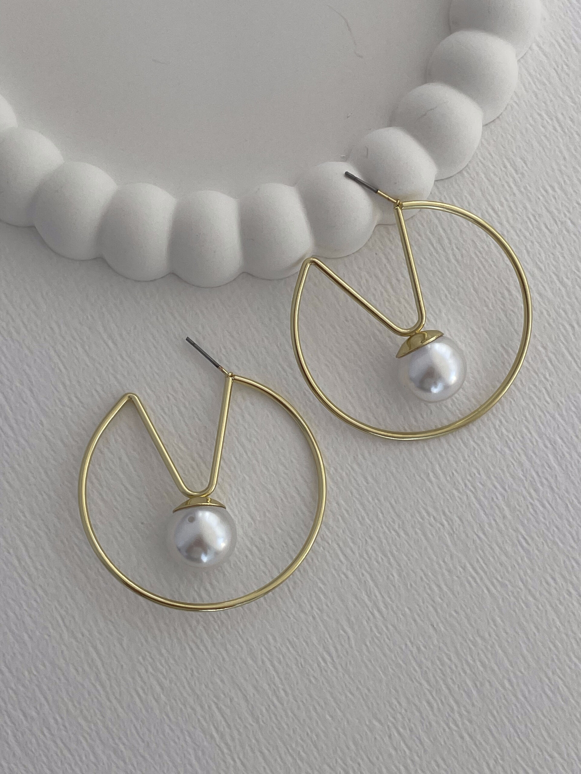 1770295635_0_6984915333069-1.jpg Özel Seri Geometrik Tasarım İnci Detay Gold Küpe